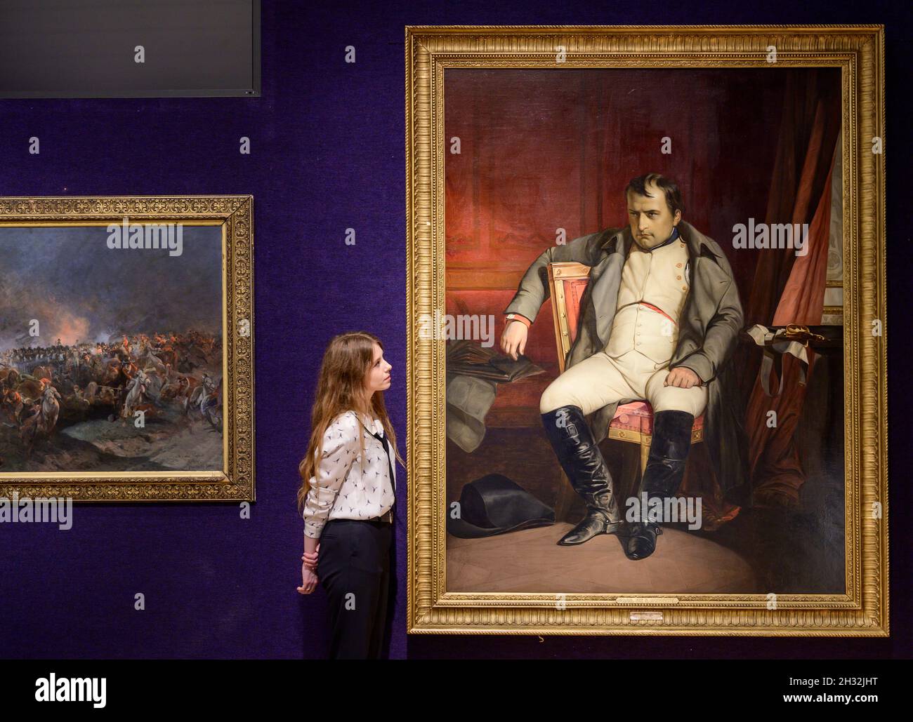 Bonhams, Londra, Regno Unito. 25 ottobre 2021. Oggetti personali e manufatti del periodo napoleonico includono dipinti, manoscritti, cappello Bicorne, cina e medaglie. Immagine: Studio di Paul Hippolyte Delaroche (Francese, 1797-1856), Napoleone Abdiquant a Fontainebleau. Stima: £40,000-60,000. Credit: Malcolm Park/Alamy Live News Foto Stock