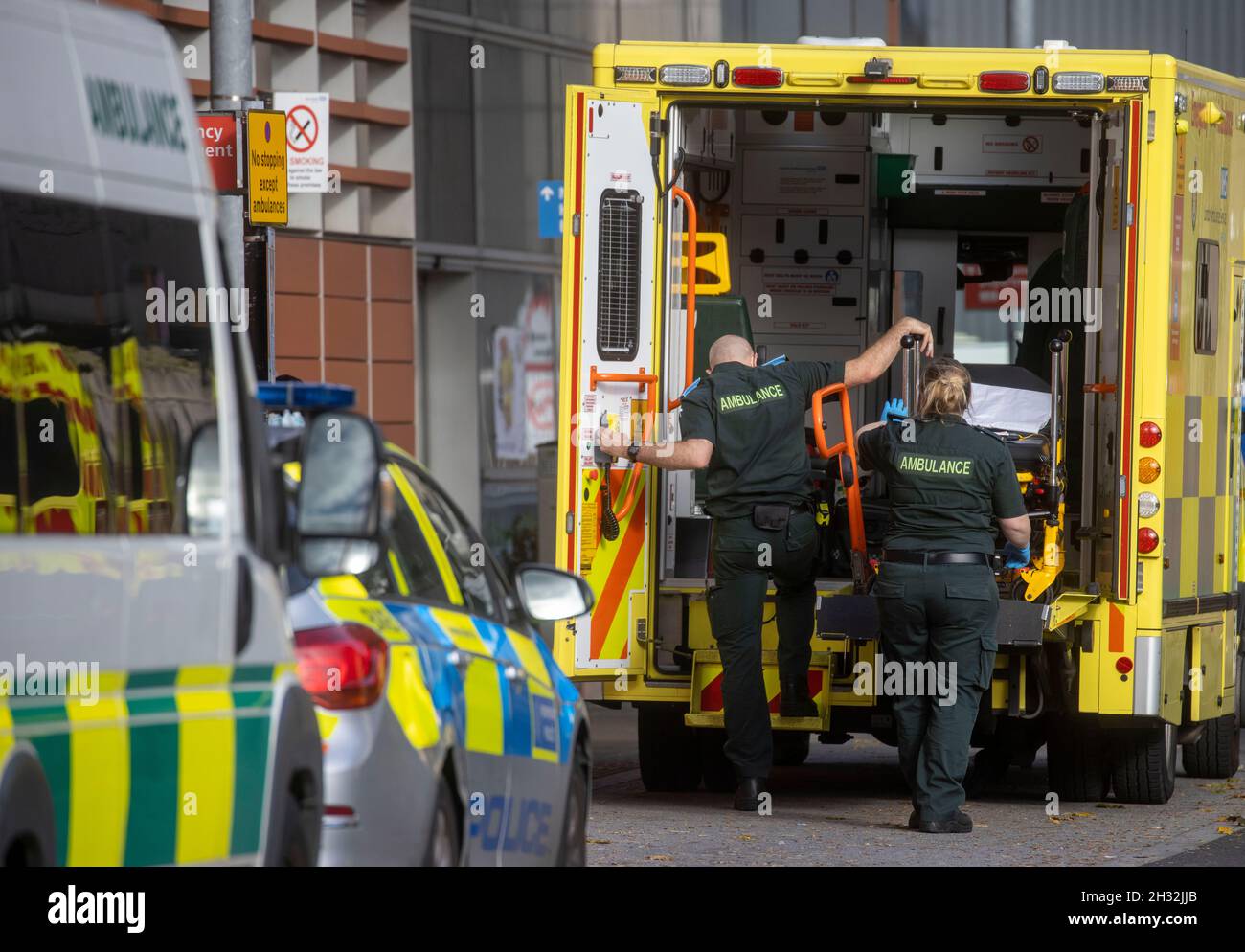 Londra, Regno Unito. 25 ottobre 2021. Un flusso costante di pazienti che arrivano all'ospedale Whitechapel. Il Cancelliere ha il suo bilancio questa settimana e ha annunciato che darà 5.9 miliardi di sterline per affrontare il backlog NHS. Credit: Mark Thomas/Alamy Live News Foto Stock