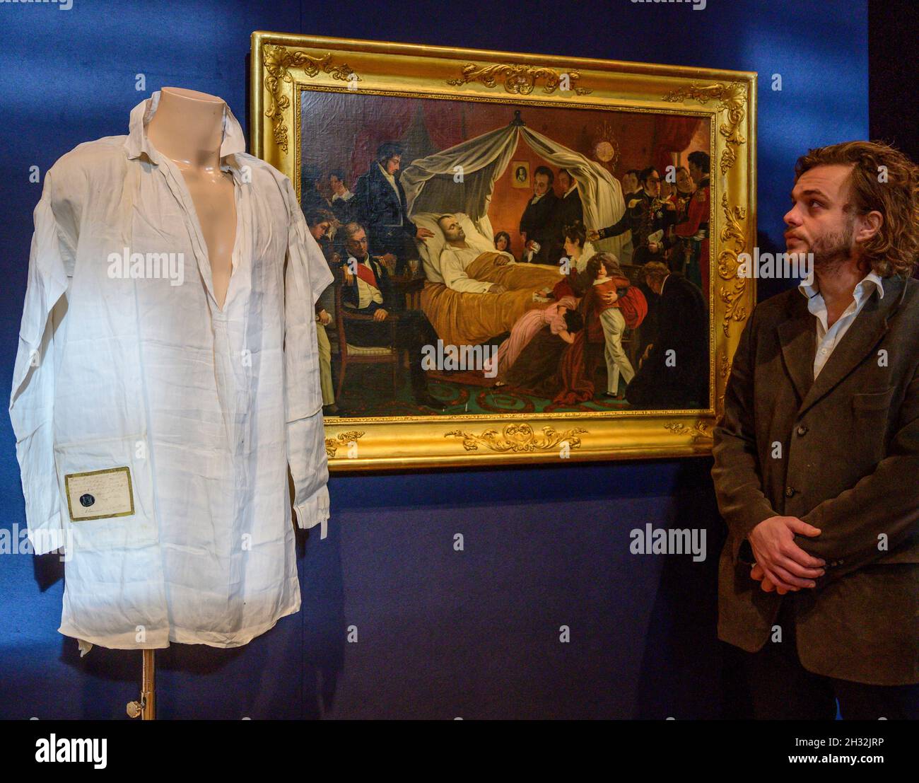 Bonhams, Londra, Regno Unito. 25 ottobre 2021. Oggetti personali e manufatti del periodo napoleonico includono dipinti, manoscritti, cappello Bicorne, cina e medaglie. Immagine: Una maglietta che si ritiene sia stata indossata da Napoleone su Sant'Elena, circa 1820. £ 60,000 - 80,000. Credit: Malcolm Park/Alamy Live News Foto Stock