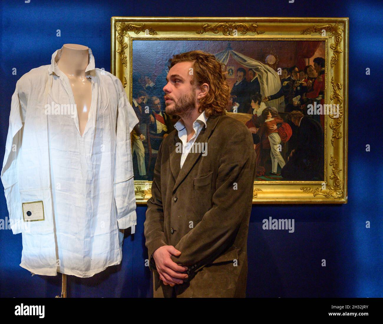 Bonhams, Londra, Regno Unito. 25 ottobre 2021. Oggetti personali e manufatti del periodo napoleonico includono dipinti, manoscritti, cappello Bicorne, cina e medaglie. Immagine: Una maglietta che si ritiene sia stata indossata da Napoleone su Sant'Elena, circa 1820. £ 60,000 - 80,000. Credit: Malcolm Park/Alamy Live News Foto Stock