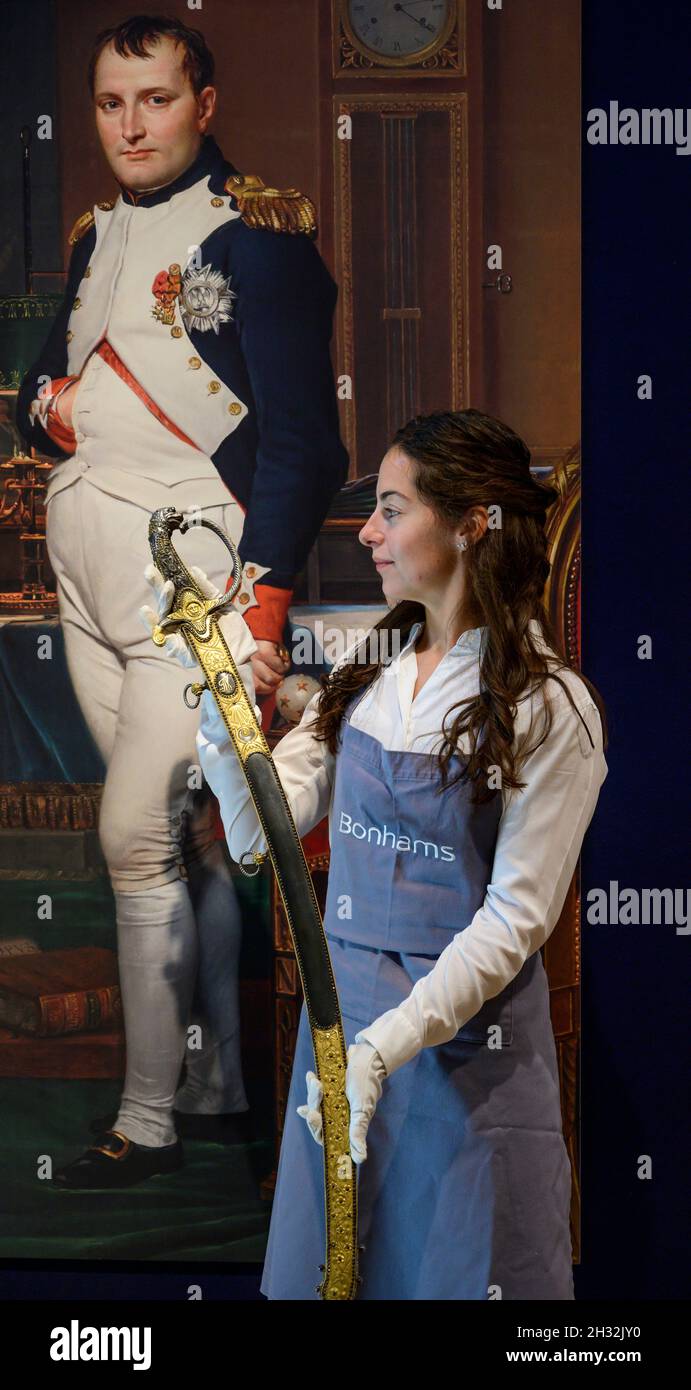 Bonhams, Londra, Regno Unito. 25 ottobre 2021. Oggetti personali e manufatti del periodo napoleonico. Immagine: Un Sabre De Luxe imperiale di importanza storica e molto fine, appartenente al re Giuseppe Napoleone, Sovrano del Regno di Napoli. Manuale inciso Royale De Naples, circa 1806-08, catturato dopo la battaglia di Vitoria, stima: £250,000-350,000. Credit: Malcolm Park/Alamy Live News Foto Stock