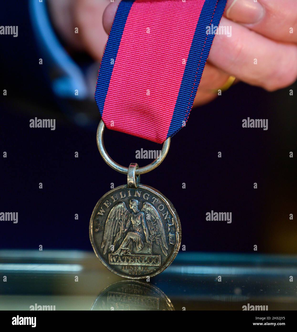 Bonhams, Londra, Regno Unito. 25 ottobre 2021. Oggetti personali e manufatti del periodo napoleonico. Immagine: La medaglia di Waterloo assegnata al Sergente Isaac Bond del 52° reggimento di piede. Stima: £2,000-3,000. Il sergente Isaac Bond arruolò il 16 ottobre 1799, è noto come servendo con John Ewart's Company all'assedio di Badajoz dal 16 marzo al 6 aprile 1812 come caporale. È confermato sul rotolo di medaglia di Waterloo che serve con la compagnia del capitano George Young. Fu dimesso il 25 febbraio 1819. Morì il 4 agosto 1841 a Tidenham, Gloucestershire, all'età di 70 anni. Credito Foto Stock