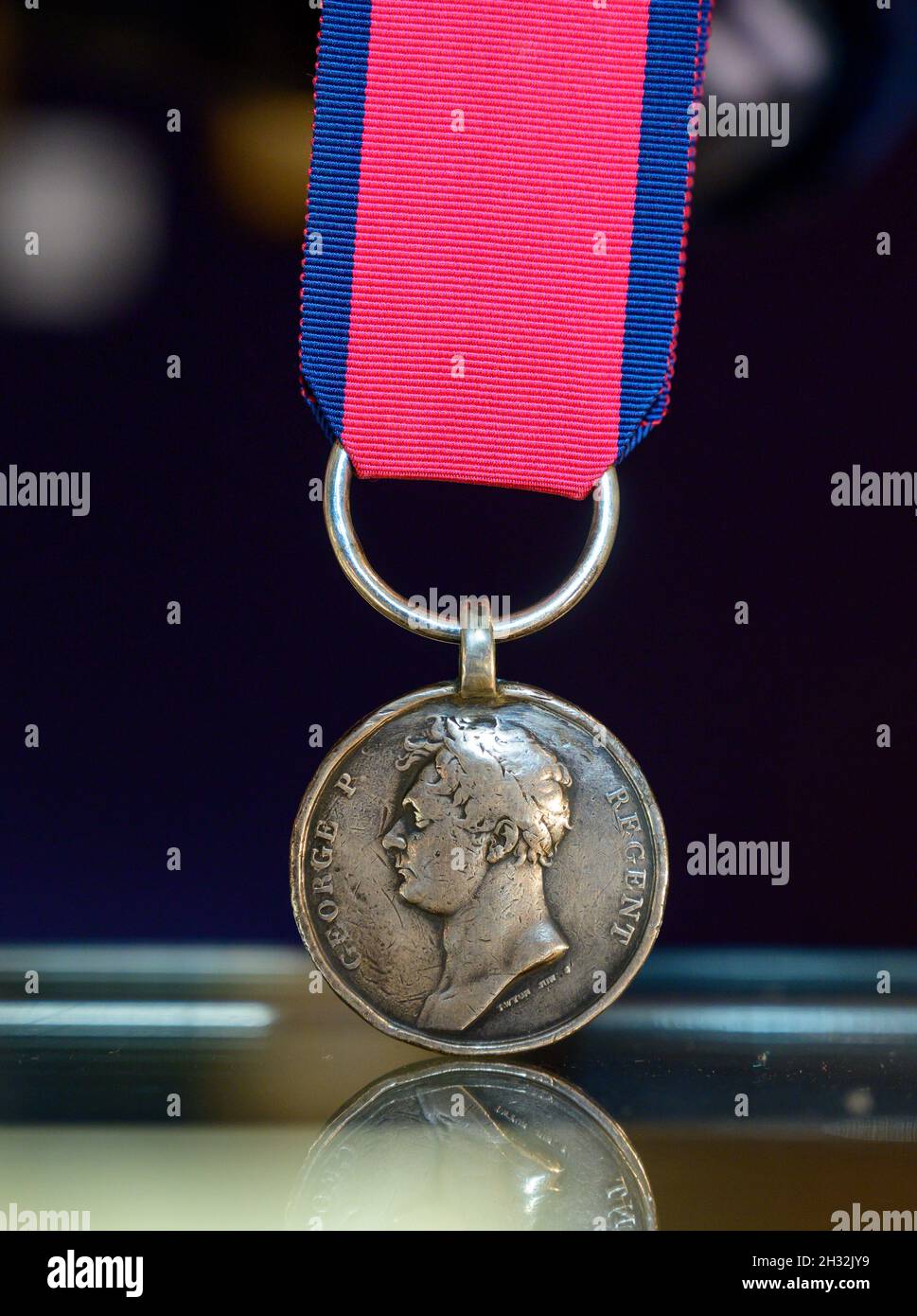 Bonhams, Londra, Regno Unito. 25 ottobre 2021. Oggetti personali e manufatti del periodo napoleonico. Immagine: La medaglia di Waterloo assegnata al Sergente Isaac Bond del 52° reggimento di piede. Stima: £2,000-3,000. Il sergente Isaac Bond arruolò il 16 ottobre 1799, è noto come servendo con John Ewart's Company all'assedio di Badajoz dal 16 marzo al 6 aprile 1812 come caporale. È confermato sul rotolo di medaglia di Waterloo che serve con la compagnia del capitano George Young. Fu dimesso il 25 febbraio 1819. Morì il 4 agosto 1841 a Tidenham, Gloucestershire, all'età di 70 anni. Credito Foto Stock