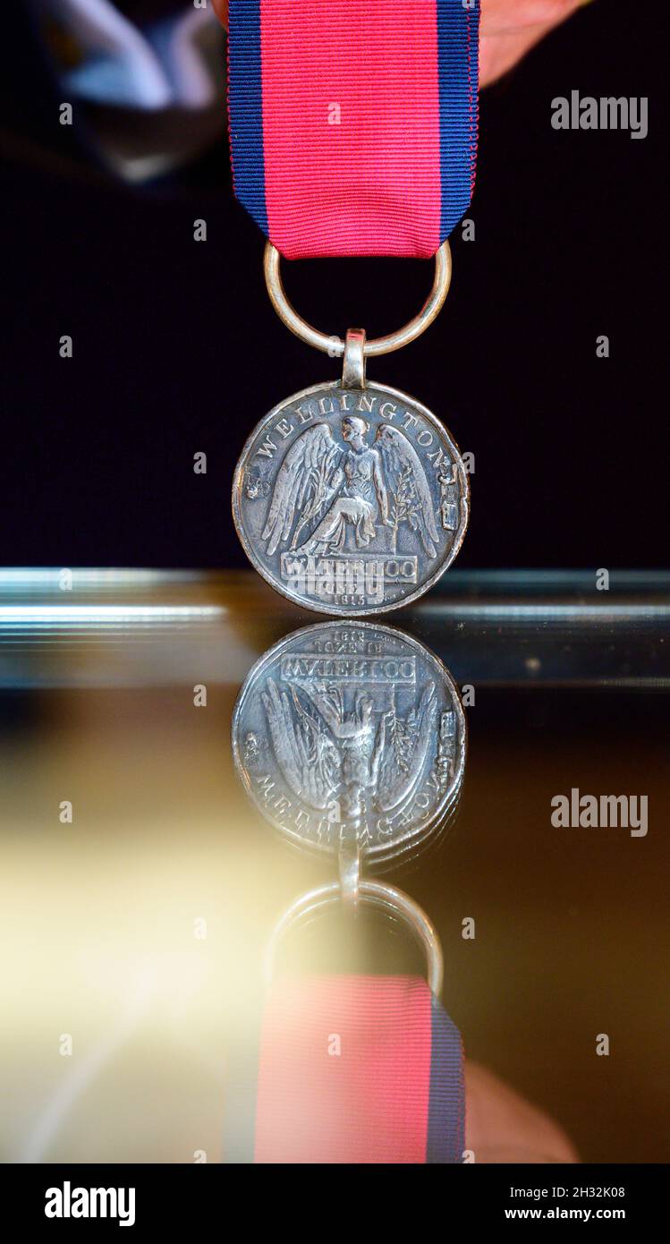 Bonhams, Londra, Regno Unito. 25 ottobre 2021. Oggetti personali e manufatti del periodo napoleonico. Immagine: La medaglia di Waterloo assegnata al Sergente Isaac Bond del 52° reggimento di piede. Stima: £2,000-3,000. Il sergente Isaac Bond arruolò il 16 ottobre 1799, è noto come servendo con John Ewart's Company all'assedio di Badajoz dal 16 marzo al 6 aprile 1812 come caporale. È confermato sul rotolo di medaglia di Waterloo che serve con la compagnia del capitano George Young. Fu dimesso il 25 febbraio 1819. Morì il 4 agosto 1841 a Tidenham, Gloucestershire, all'età di 70 anni. Credito Foto Stock