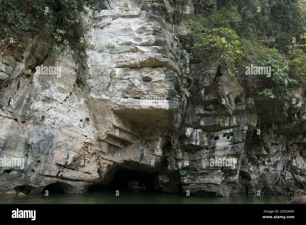 Proprio prima di entrare in una grotta calcarea in un giro in barca a remi a trang An, Ninh Binh Foto Stock