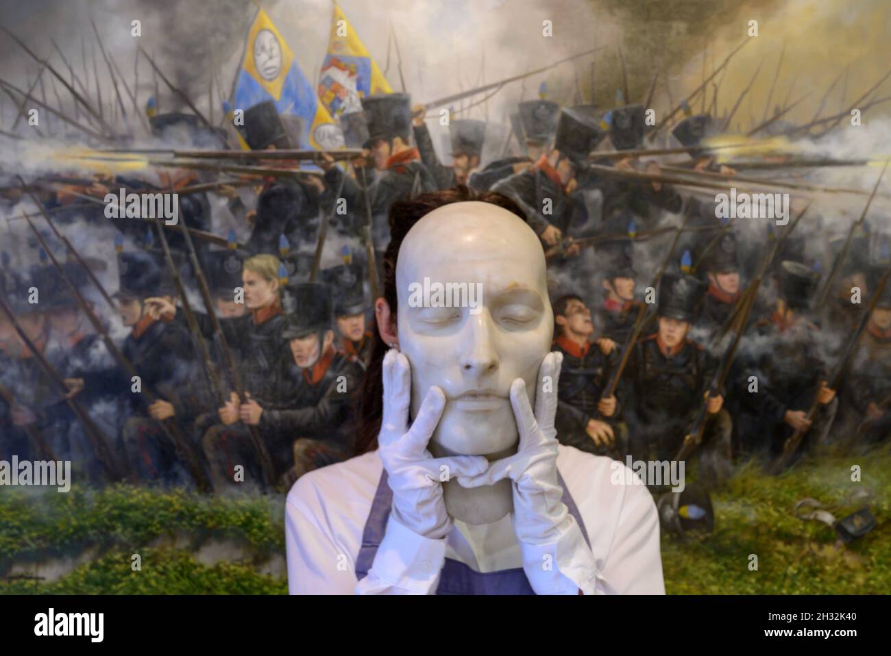 Bonhams, Londra, Regno Unito. 25 ottobre 2021. Oggetti personali e manufatti del periodo napoleonico includono dipinti, manoscritti, cappello Bicorne, cina e medaglie. Immagine: Una maschera di morte in marmo di Napoleone, ca.1826. Stima: £5,000-8,000. Immagine di sfondo: Jose Ferre Clauzel (spagnolo, nato nel 1961). Fisso, i Brunswickers! Stima: £5,000-7,000. Credit: Malcolm Park/Alamy Live News Foto Stock