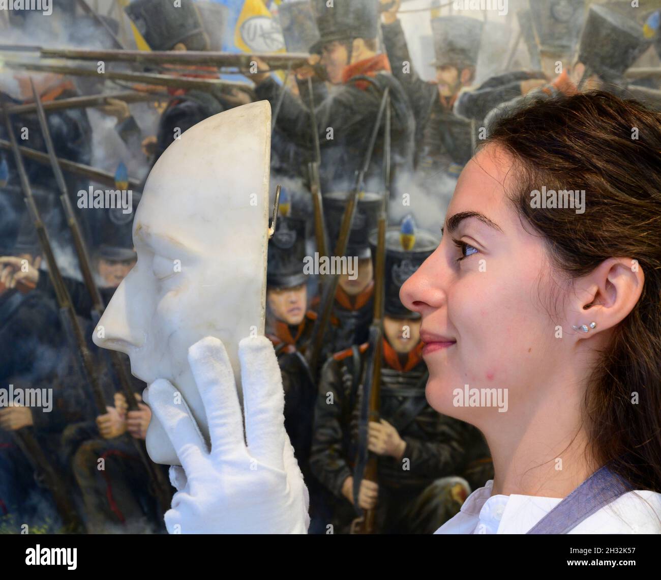 Bonhams, Londra, Regno Unito. 25 ottobre 2021. Oggetti personali e manufatti del periodo napoleonico includono dipinti, manoscritti, cappello Bicorne, cina e medaglie. Immagine: Una maschera di morte in marmo di Napoleone, ca.1826. Stima: £5,000-8,000. Immagine di sfondo: Jose Ferre Clauzel (spagnolo, nato nel 1961). Fisso, i Brunswickers! Stima: £5,000-7,000. Credit: Malcolm Park/Alamy Live News Foto Stock