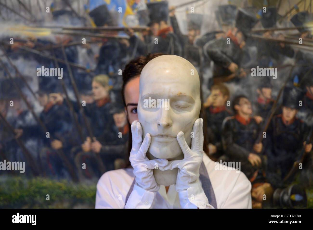 Bonhams, Londra, Regno Unito. 25 ottobre 2021. Oggetti personali e manufatti del periodo napoleonico includono dipinti, manoscritti, cappello Bicorne, cina e medaglie. Immagine: Una maschera di morte in marmo di Napoleone, ca.1826. Stima: £5,000-8,000. Immagine di sfondo: Jose Ferre Clauzel (spagnolo, nato nel 1961). Fisso, i Brunswickers! Stima: £5,000-7,000. Credit: Malcolm Park/Alamy Live News Foto Stock