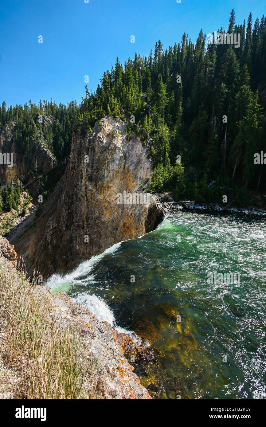 Cascata di Yellowstone, il fiume si trasforma in cascata, bordo della scogliera, cascata dal primo piano | veduta panoramica, paesaggi meravigliosi in Yellowstone NP Foto Stock