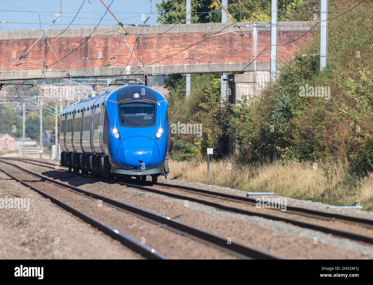 Retford, Nottinghamshire, Inghilterra, Regno Unito. 25 ottobre 2021. Il nuovo operatore ferroviario della East Coast Mainline Lumo, di proprietà del FirstGroup con sede ad Aberdeen, inizia oggi il suo servizio ferroviario con due servizi giornalieri di andata e ritorno tra London King's Cross e Edinburgh Waverley. Questo nuovo operatore che utilizza il treno elettrico Azuma e dipinto in un colore blu molto distintivo spera di attirare i passeggeri delle compagnie aeree tra le capitali con le sue tariffe ridotte. Credit: Alan Keith Beastall/Alamy Live News Foto Stock