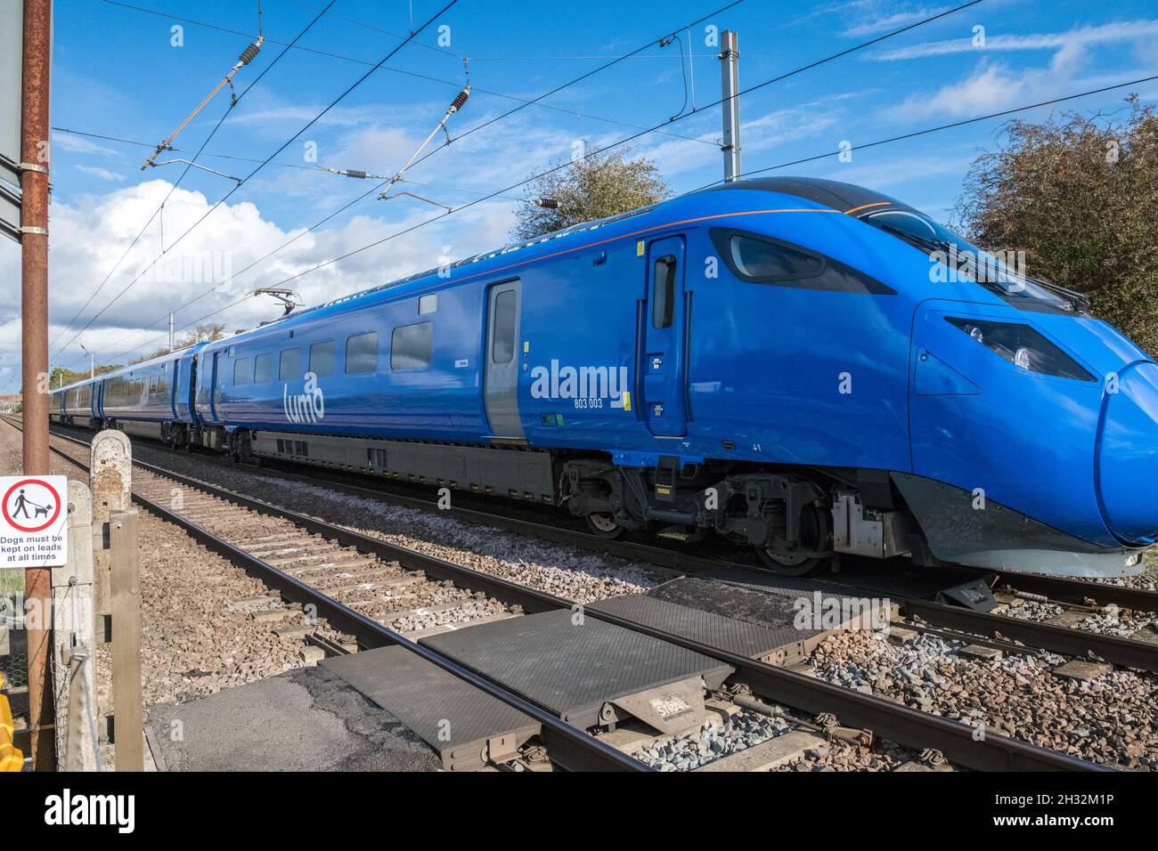 Retford, Nottinghamshire, Inghilterra, Regno Unito. 25 ottobre 2021. Il nuovo operatore ferroviario della East Coast Mainline Lumo, di proprietà del FirstGroup con sede ad Aberdeen, inizia oggi il suo servizio ferroviario con due servizi giornalieri di andata e ritorno tra London King's Cross e Edinburgh Waverley. Questo nuovo operatore che utilizza il treno elettrico Azuma e dipinto in un colore blu molto distintivo spera di attirare i passeggeri delle compagnie aeree tra le capitali con le sue tariffe ridotte. Credit: Alan Keith Beastall/Alamy Live News Foto Stock