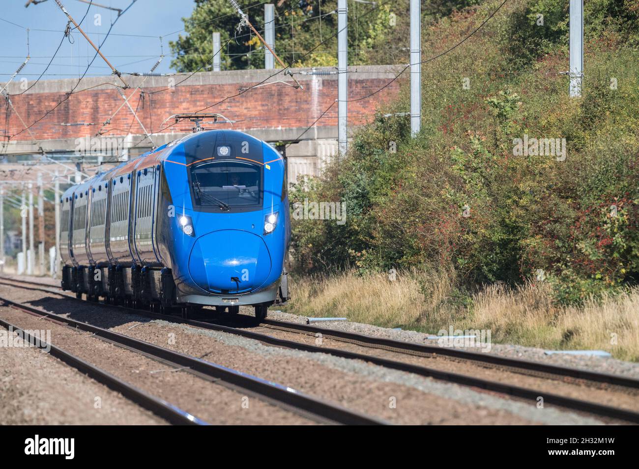 Retford, Nottinghamshire, Inghilterra, Regno Unito. 25 ottobre 2021. Il nuovo operatore ferroviario della East Coast Mainline Lumo, di proprietà del FirstGroup con sede ad Aberdeen, inizia oggi il suo servizio ferroviario con due servizi giornalieri di andata e ritorno tra London King's Cross e Edinburgh Waverley. Questo nuovo operatore che utilizza il treno elettrico Azuma e dipinto in un colore blu molto distintivo spera di attirare i passeggeri delle compagnie aeree tra le capitali con le sue tariffe ridotte. Credit: Alan Keith Beastall/Alamy Live News Foto Stock
