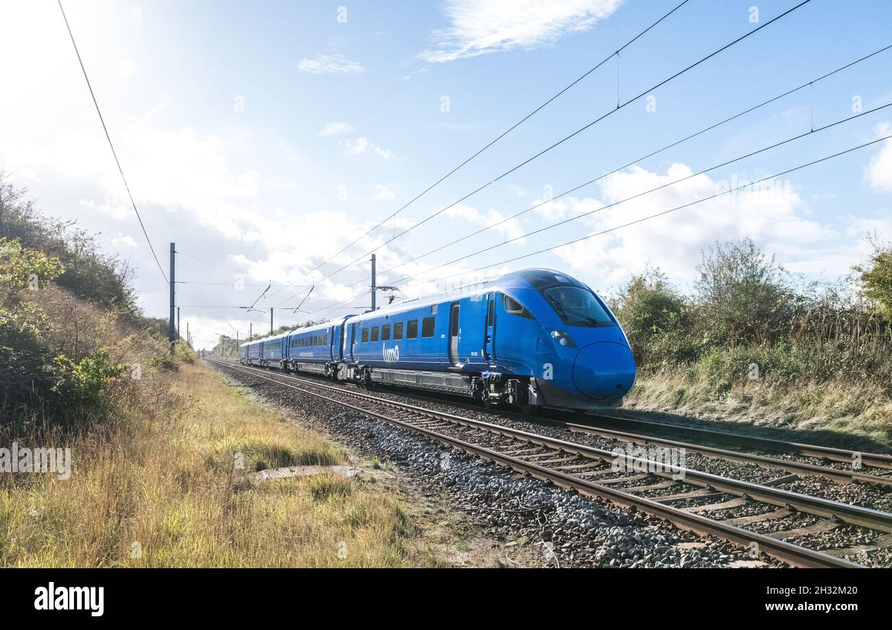 Retford, Nottinghamshire, Inghilterra, Regno Unito. 25 ottobre 2021. Il nuovo operatore ferroviario della East Coast Mainline Lumo, di proprietà del FirstGroup con sede ad Aberdeen, inizia oggi il suo servizio ferroviario con due servizi giornalieri di andata e ritorno tra London King's Cross e Edinburgh Waverley. Questo nuovo operatore che utilizza il treno elettrico Azuma e dipinto in un colore blu molto distintivo spera di attirare i passeggeri delle compagnie aeree tra le capitali con le sue tariffe ridotte. Credit: Alan Keith Beastall/Alamy Live News Foto Stock