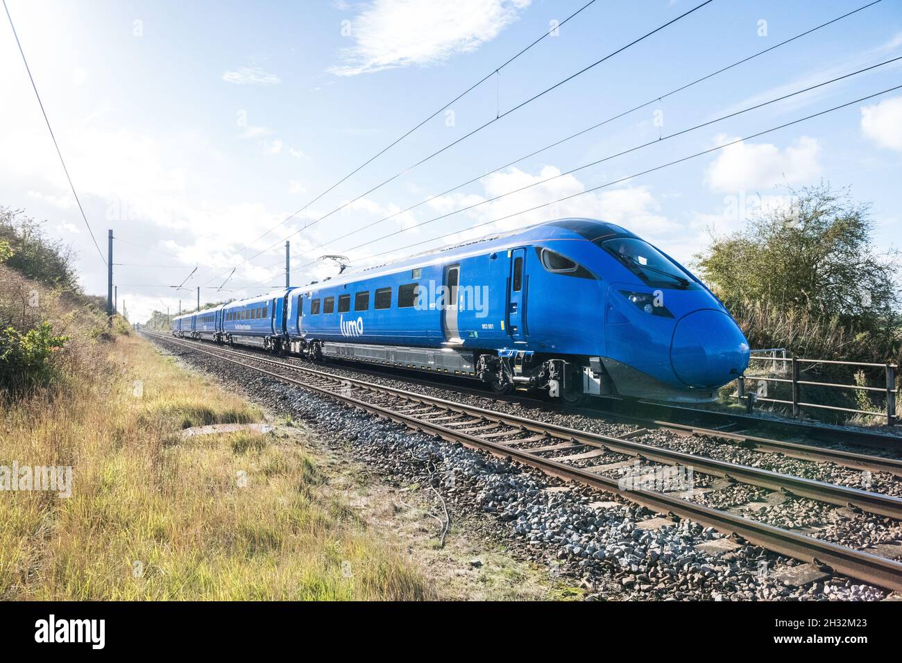 Retford, Nottinghamshire, Inghilterra, Regno Unito. 25 ottobre 2021. Il nuovo operatore ferroviario della East Coast Mainline Lumo, di proprietà del FirstGroup con sede ad Aberdeen, inizia oggi il suo servizio ferroviario con due servizi giornalieri di andata e ritorno tra London King's Cross e Edinburgh Waverley. Questo nuovo operatore che utilizza il treno elettrico Azuma e dipinto in un colore blu molto distintivo spera di attirare i passeggeri delle compagnie aeree tra le capitali con le sue tariffe ridotte. Credit: Alan Keith Beastall/Alamy Live News Foto Stock