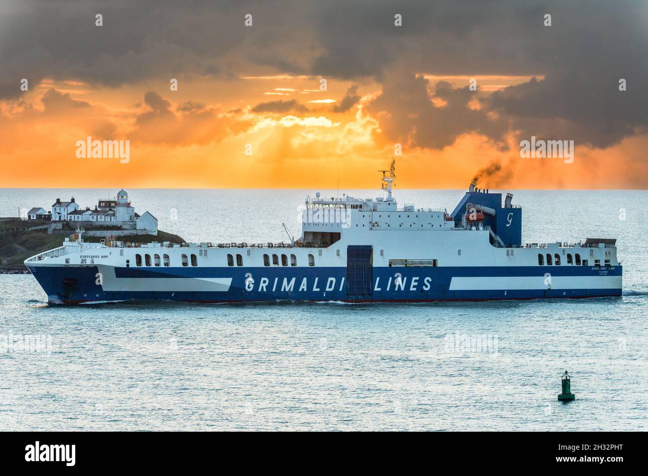 Roches Point, Cork, Irlanda. 25 Ottobre 2021. Grimaldi Line ro-ro traghetto Eurocargo Bari arriva da Zeebrugge subito dopo l'alba a Roches Point, Co. Cork, Irlanda.- Foto; David Creedon / Alamy Live News Foto Stock