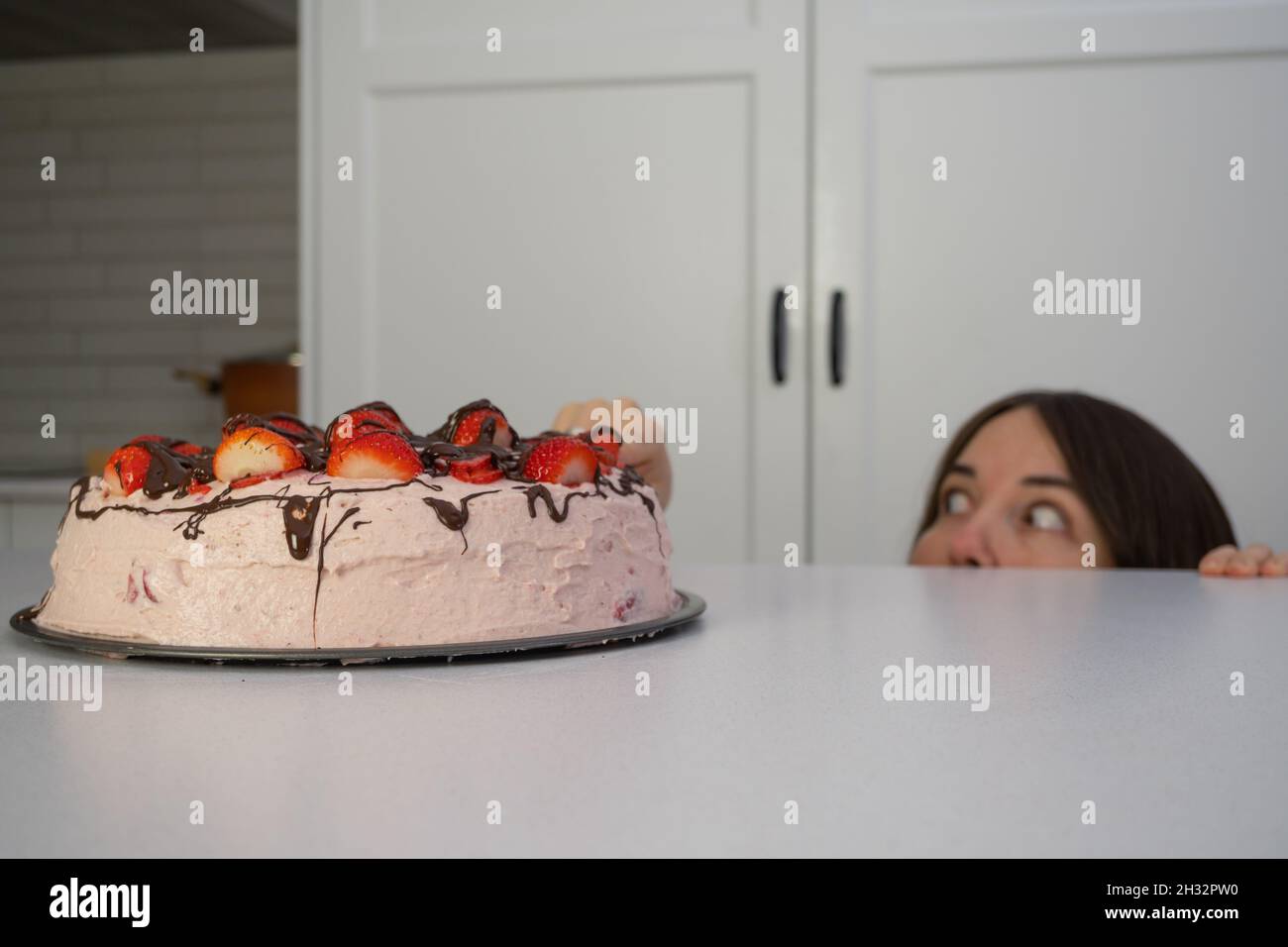 Una torta bianca decorata con una faccia del cane Foto stock - Alamy