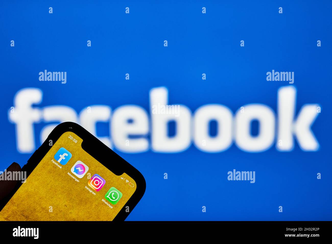 Tashkent, Uzbekistan - 22 Ottobre, 2021: Porta a mano il telefono cellulare con le applicazioni aziendali di Facebook sul display del telefono e il logo Facebook Foto Stock