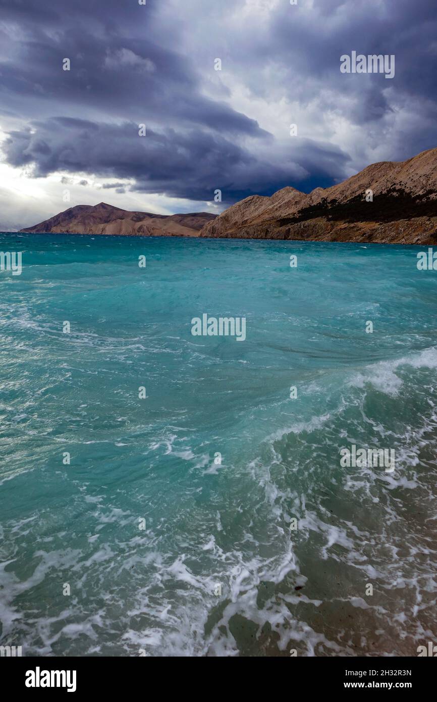 Il vento di Bora nella piccola località turistica di Baska, Baška,  sull'isola di Krk, Croazia Foto stock - Alamy