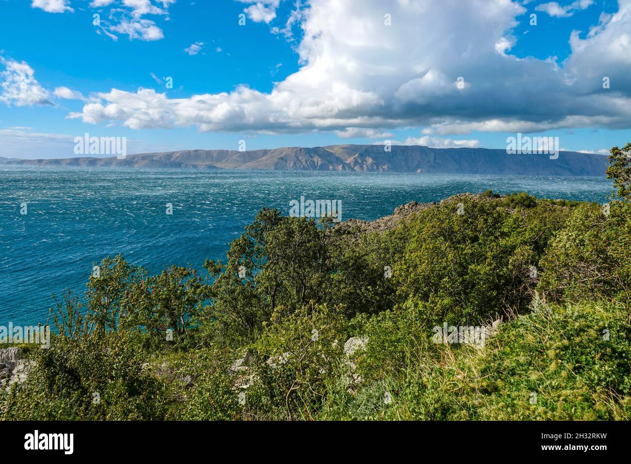 Il vento di Bora nella piccola località turistica di Baska, Baška,  sull'isola di Krk, Croazia Foto stock - Alamy