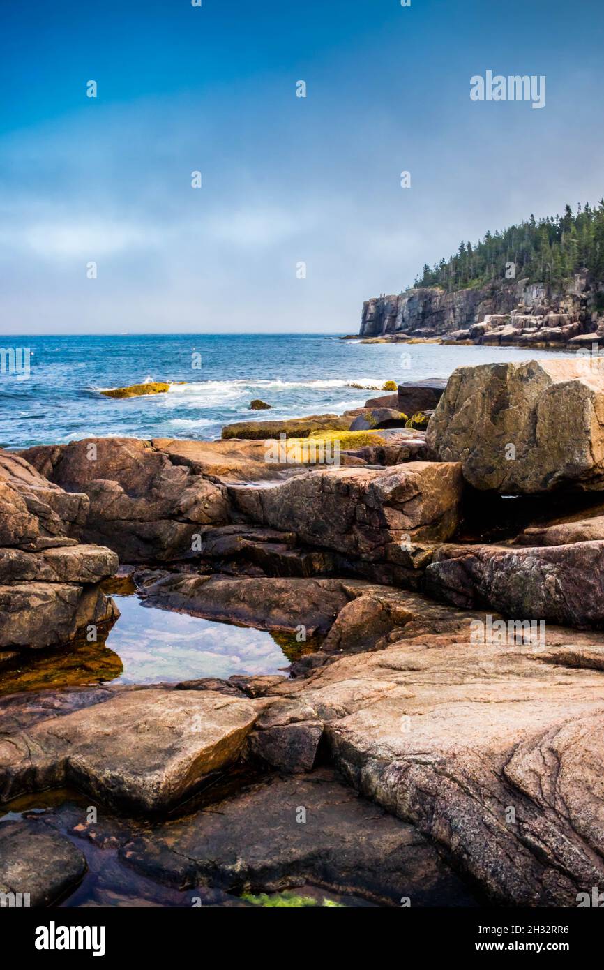 Una roccia naturale ingresso dove le onde in crash con un fragoroso boom Foto Stock