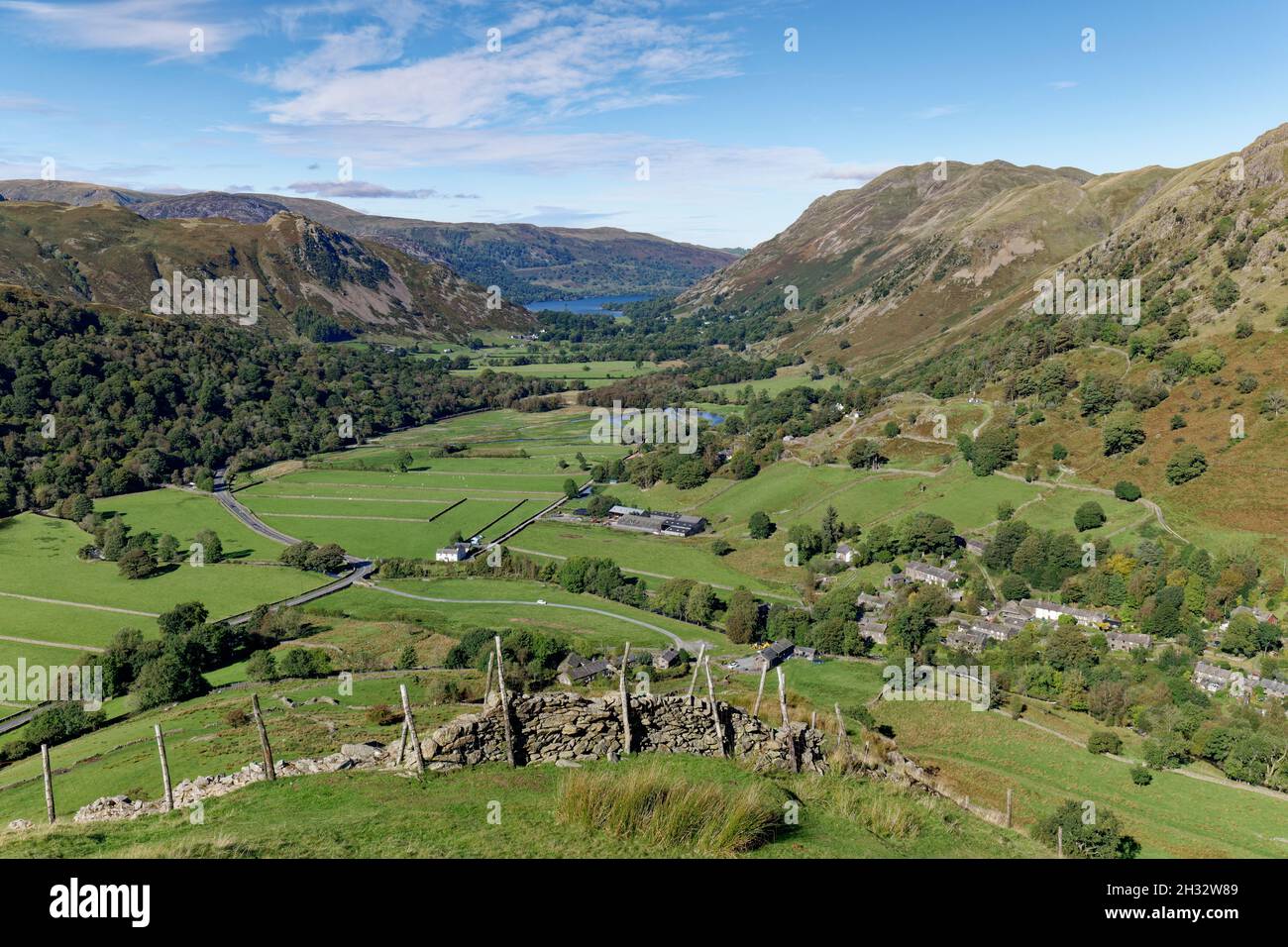 Lo spettacolare vally di Patterdale nel Lake District inglese conduce a Ullswater uno dei più grandi corpi d'acqua nel nord-ovest dell'Inghilterra Foto Stock