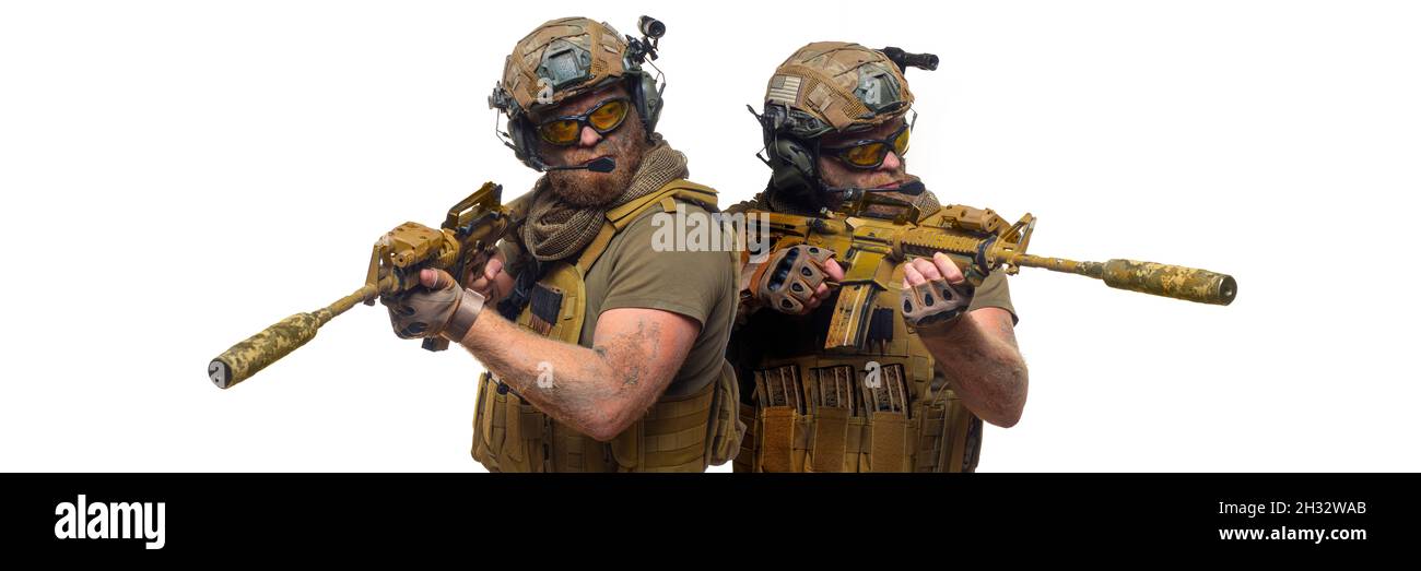 Due soldati mercenari durante un'operazione speciale nel fumo sullo sfondo bianco. Foto con spazio di copia. Formato foto 3x1. Foto Stock
