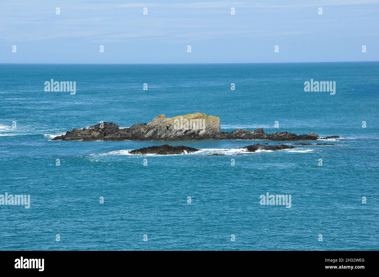 Isolotto roccioso a sud di Whitesands Bay, Pembrokeshire, Galles, Regno Unito Foto Stock
