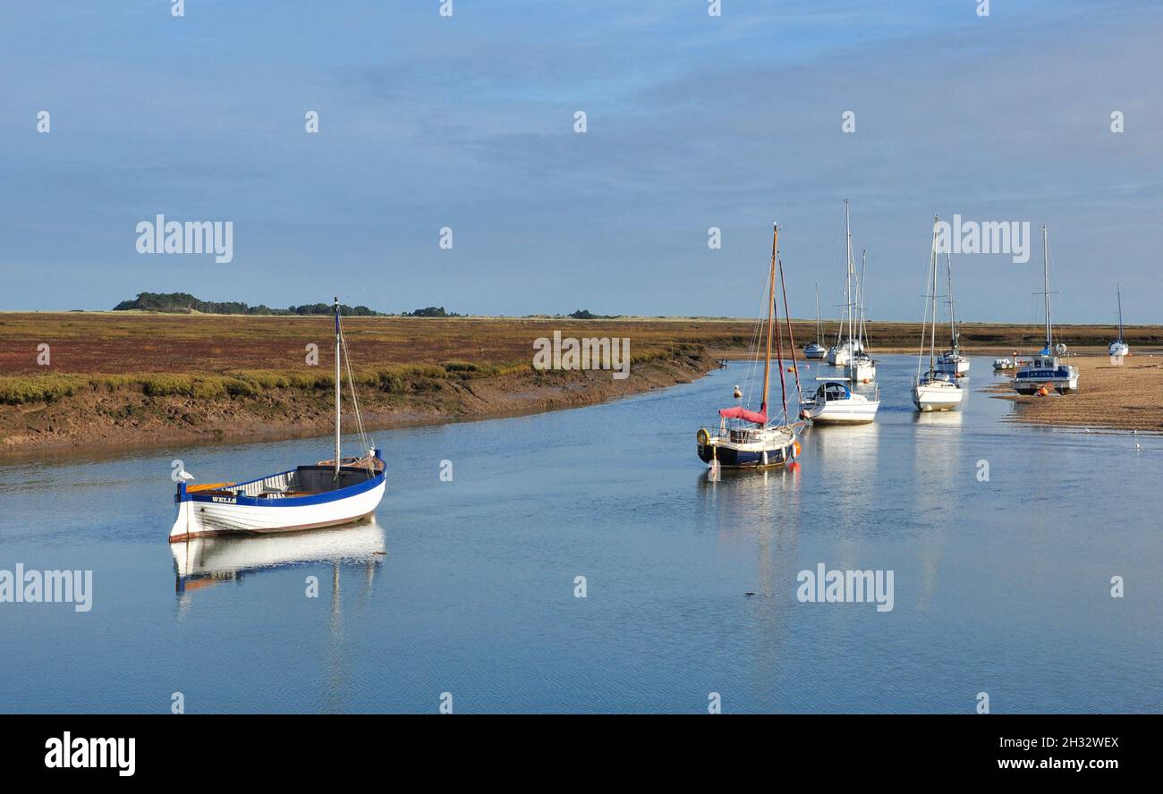 Una varietà di barche ormeggiate a Wells-next-the-Sea, Norfolk, Inghilterra, Regno Unito Foto Stock