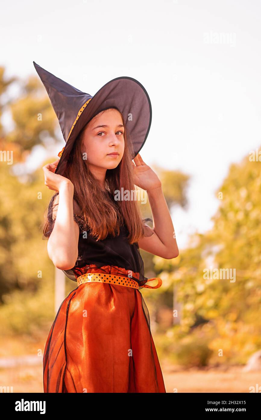 Bambina in costume di Halloween, autunno. Ragazza 11 anni sullo sfondo  della natura autunnale Foto stock - Alamy