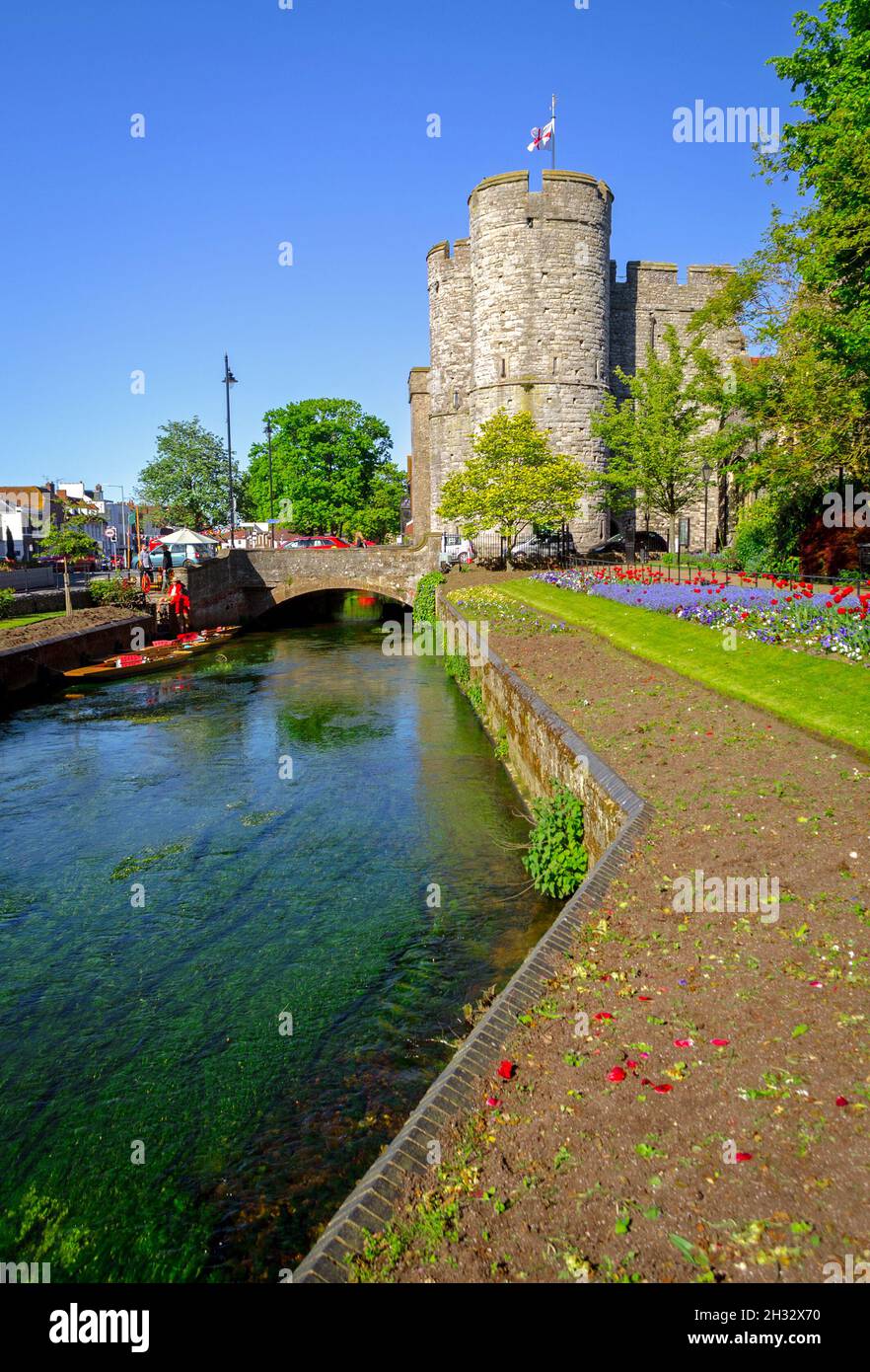 Canterbury, Kent con il fiume Great Stour e le medievali Westgate Towers Foto Stock