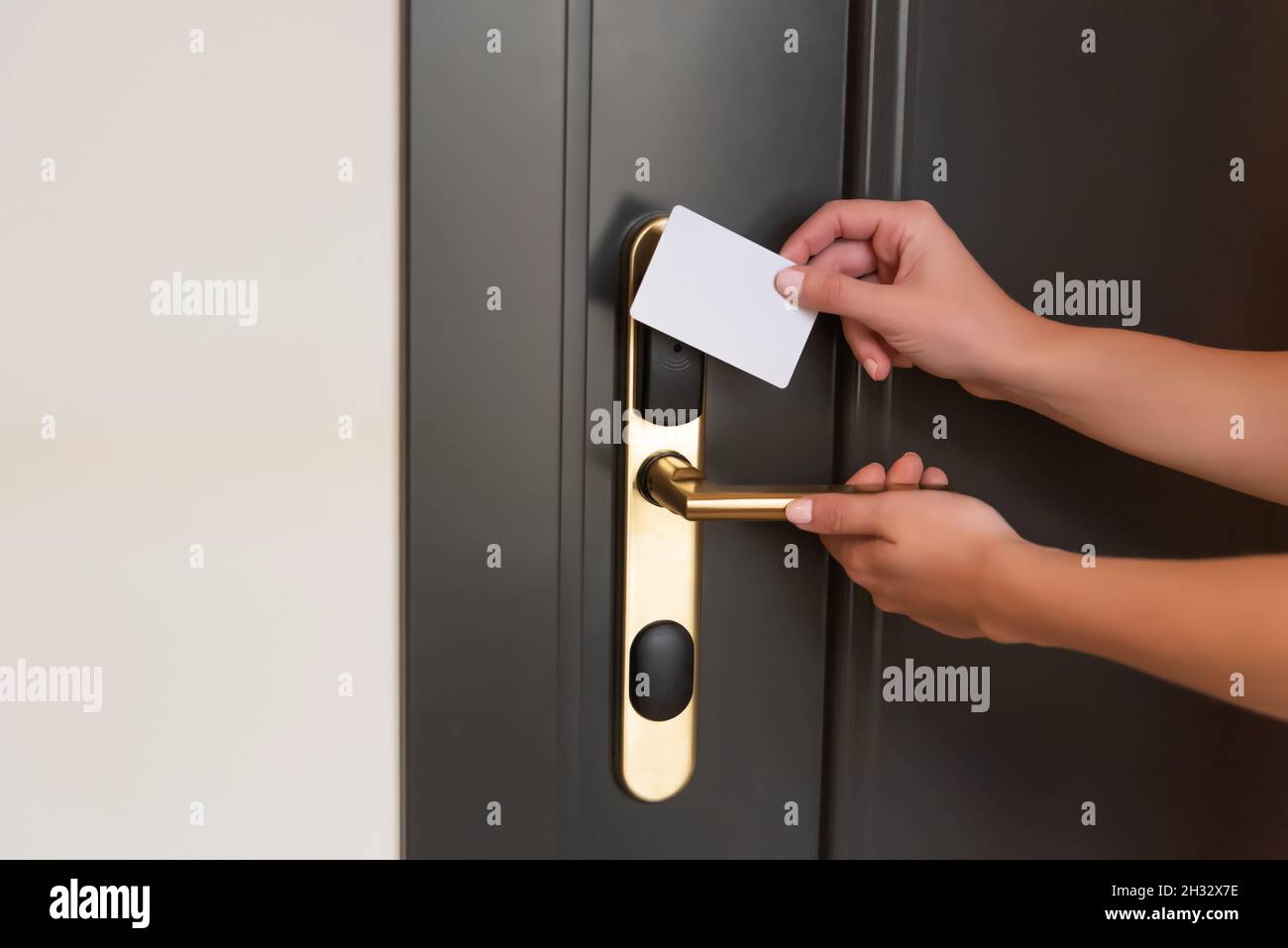 Apertura di una porta della camera d'hotel con chiave magnetica Foto Stock