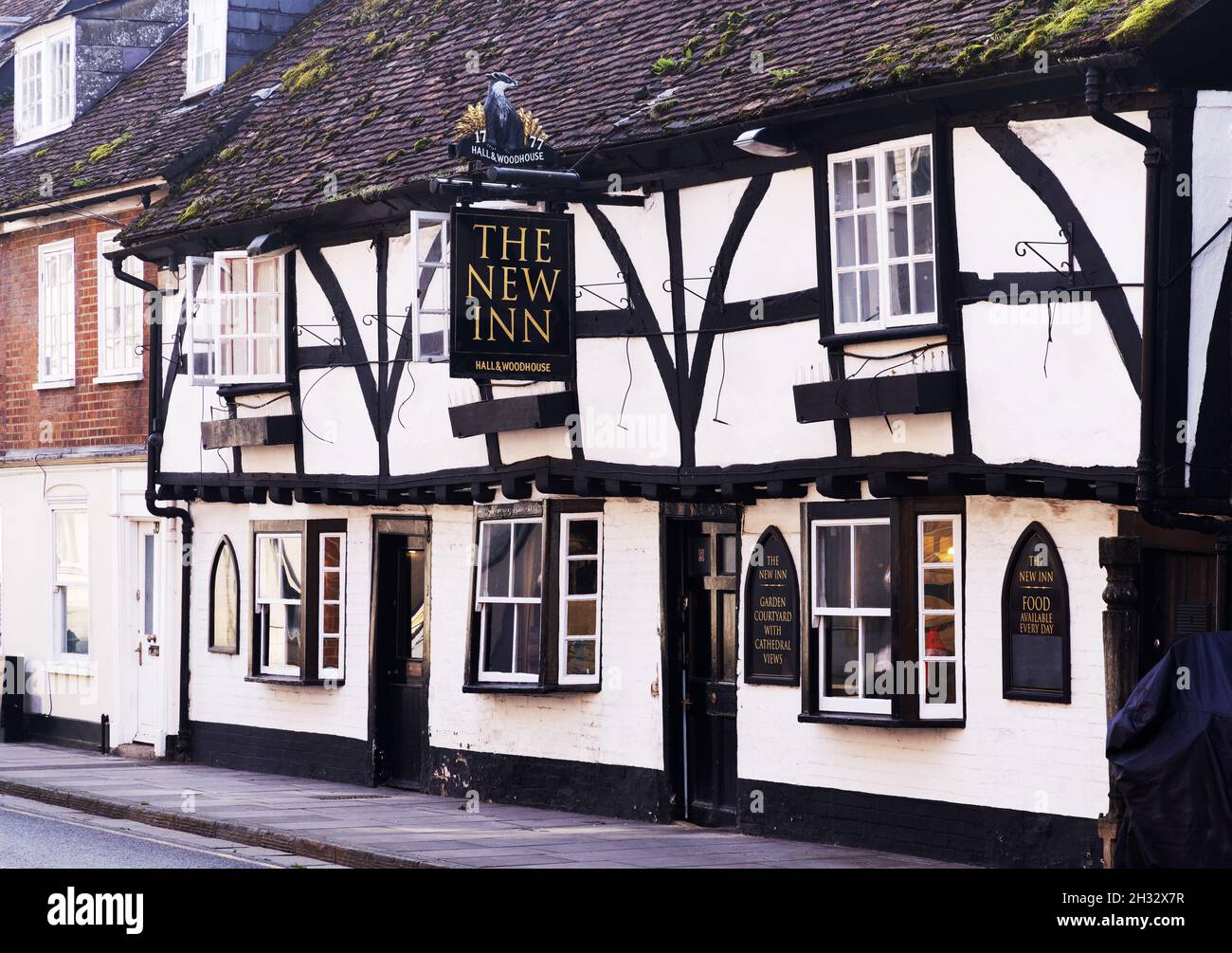 Il New Inn, un edificio medievale del 14th secolo che ospita un pub ristorante, New St., Salisbury centro città, Salisbury Wiltshire Regno Unito Foto Stock