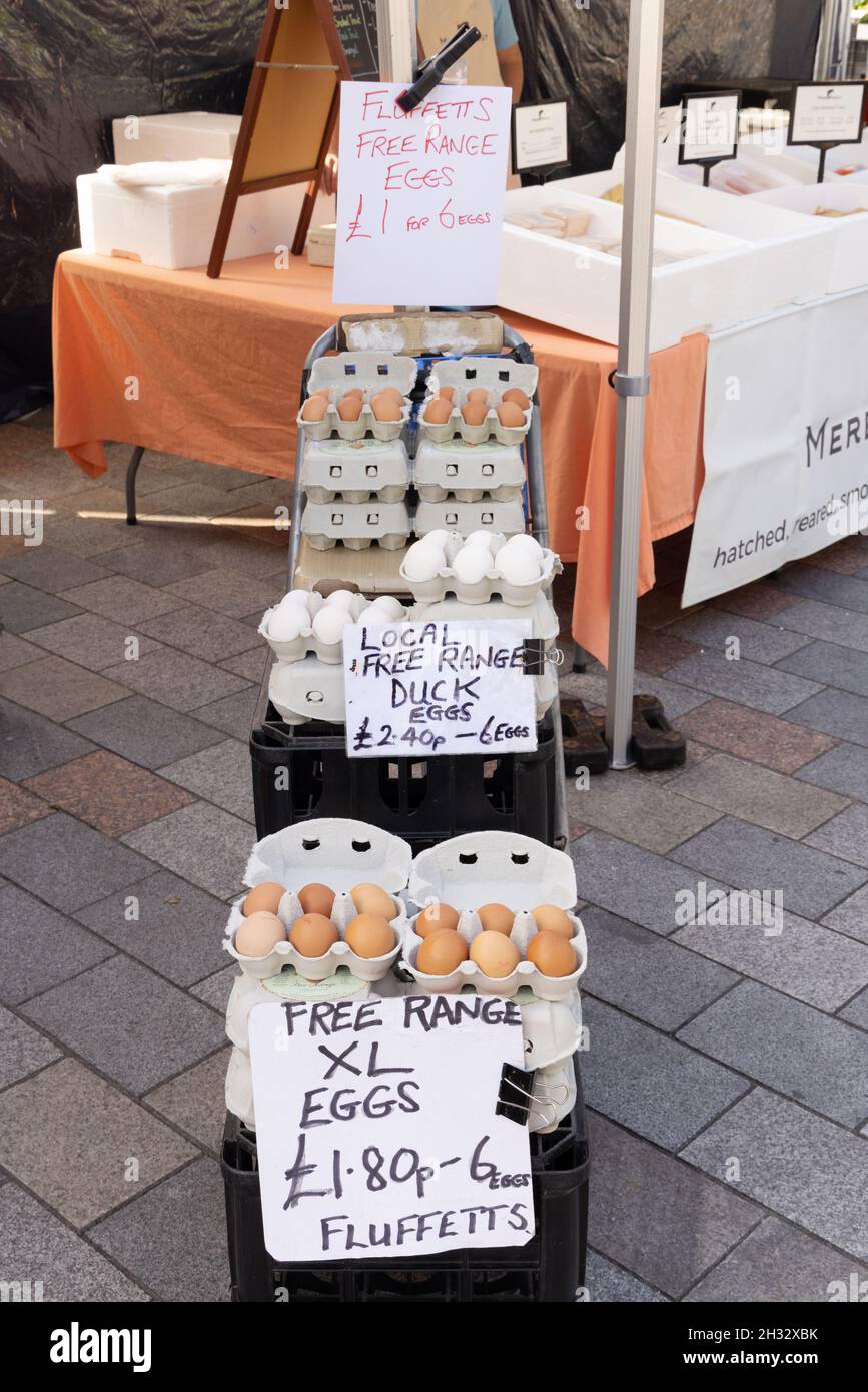 Uova di gamma libere per la vendita su una bancarella di mercato; luogo di mercato di Salisbury, Salisbury Wiltshire Inghilterra Regno Unito Foto Stock