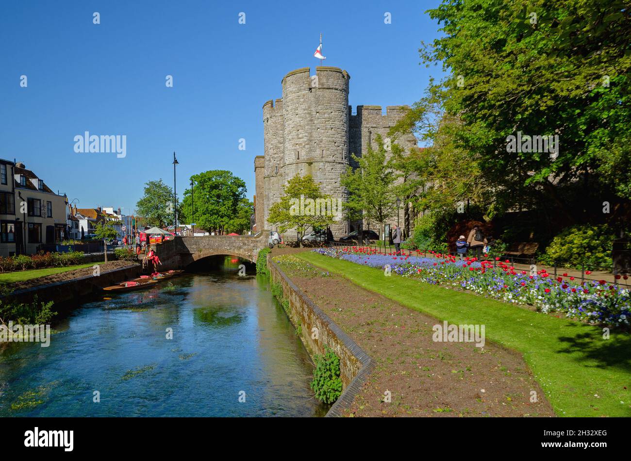 Canterbury, Kent con il fiume Great Stour e le medievali Westgate Towers Foto Stock