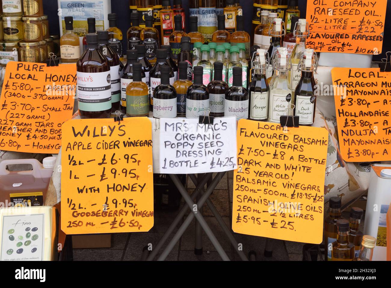 Produzione locale Regno Unito, vinegari locali e miele in vendita in un mercato di stallo, Salisbury Wiltshire Regno Unito Foto Stock