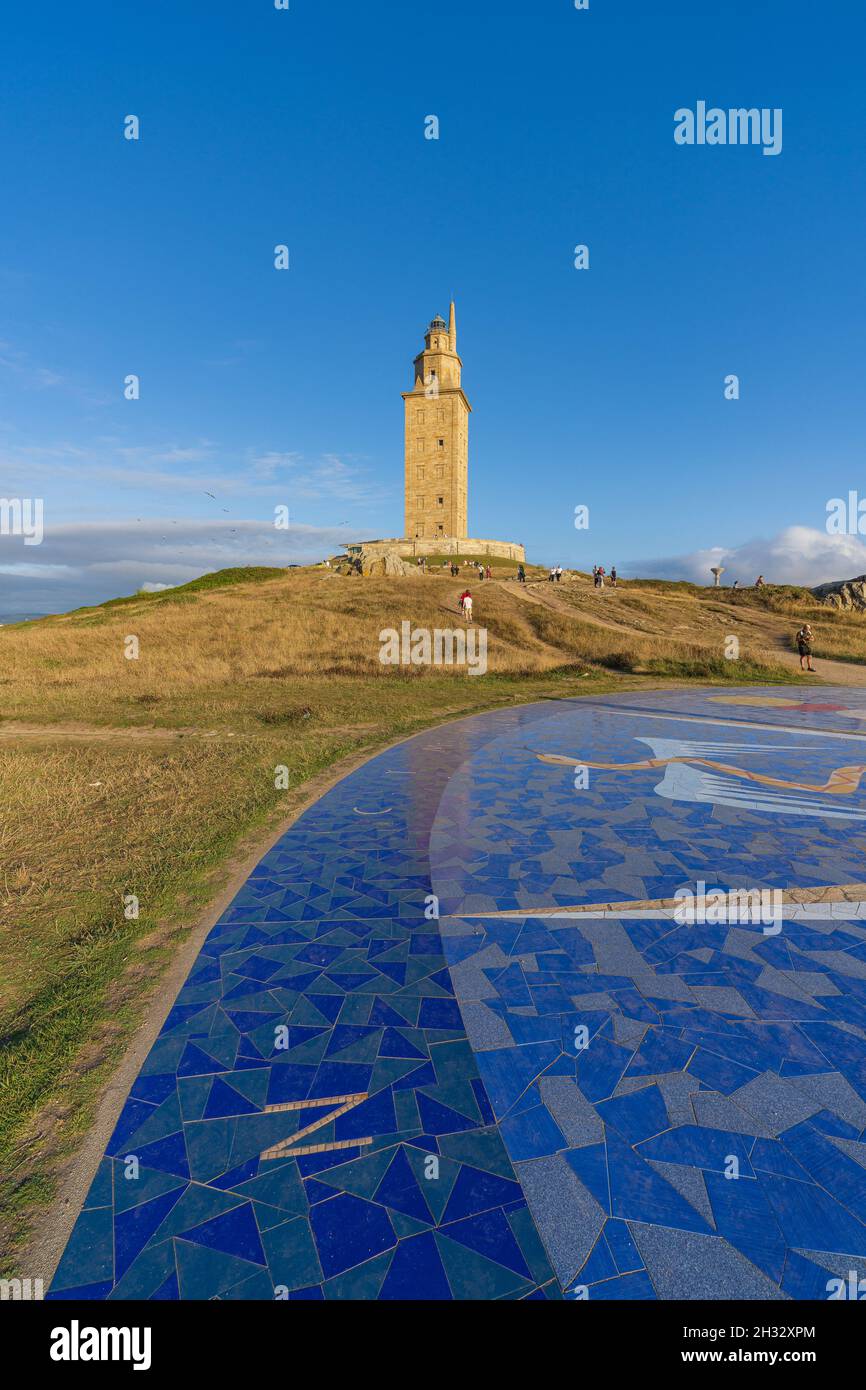 Vista della Torre di Ercole nella città di una Coruna, Galizia, con i turisti intorno. Foto Stock