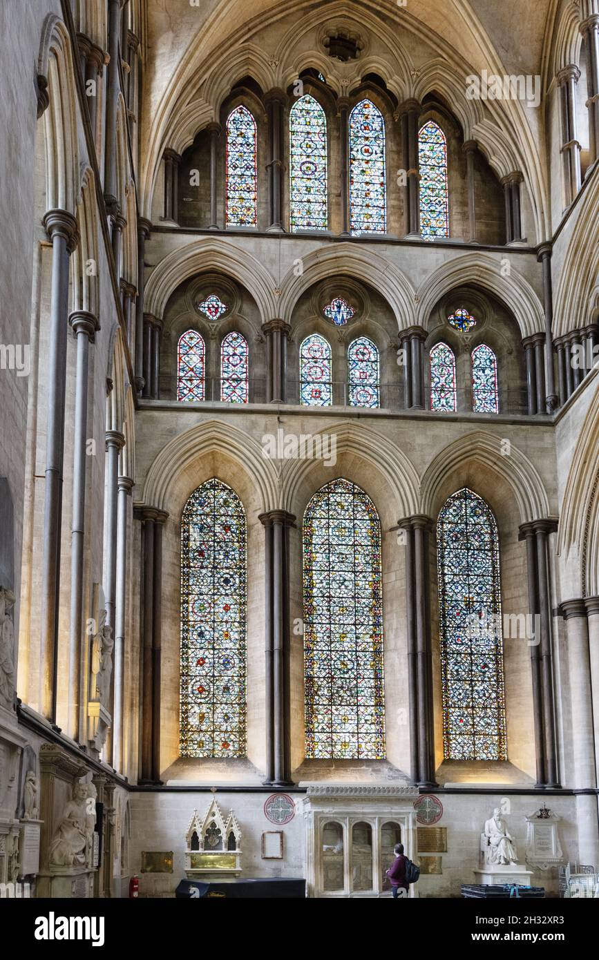 Salisbury Cathedral Stained Glass window nel transetto Nord, Salisbury Wiltshire Regno Unito Foto Stock