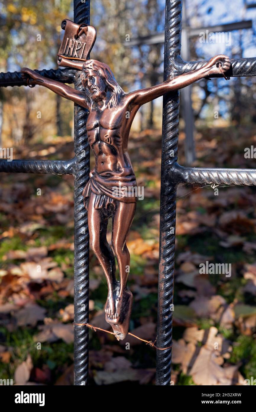 Gesù figurina sulla croce di metallo alla collina della Croce in Kegums Lettonia Foto Stock