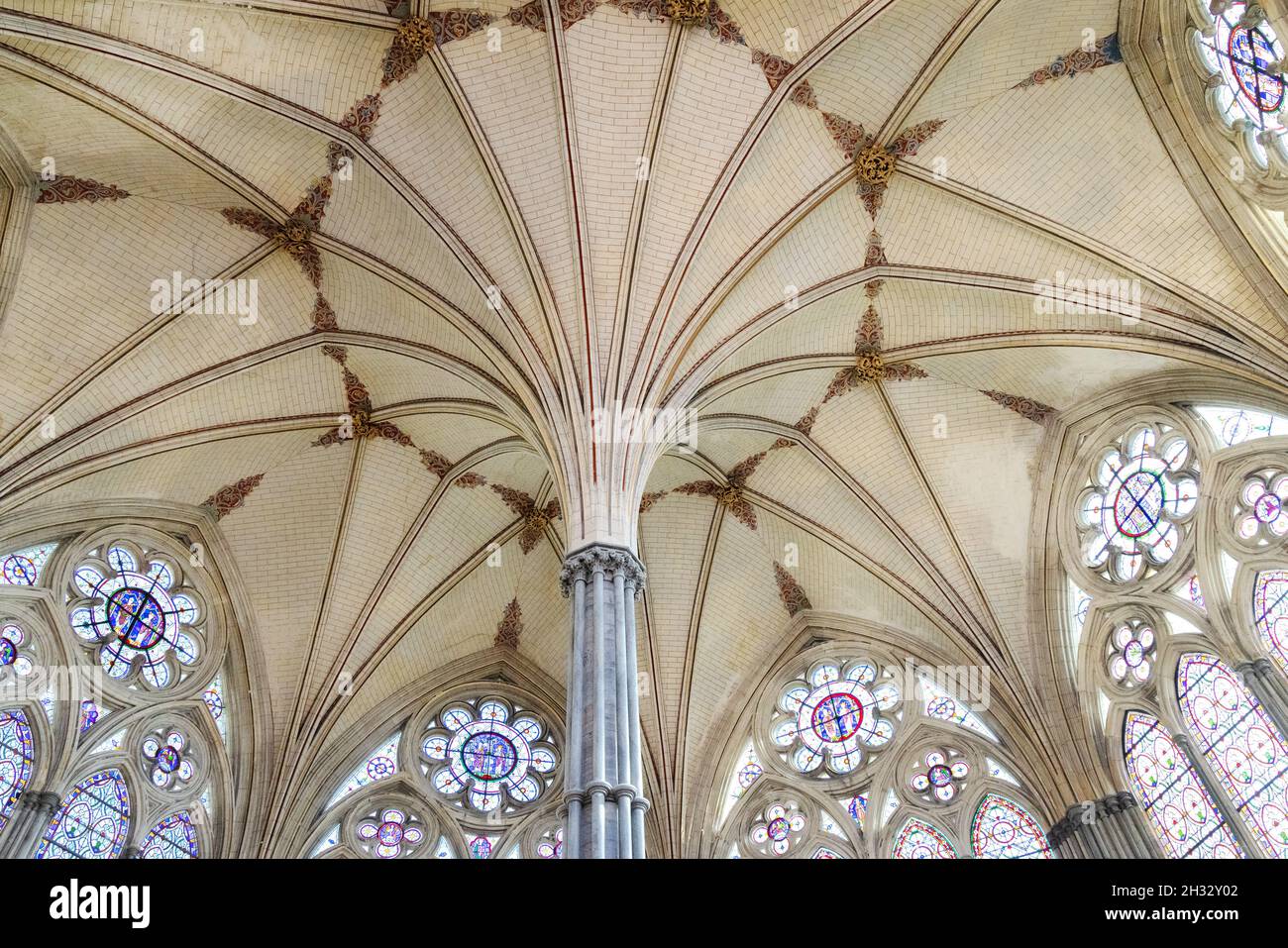 Architettura medievale UK; Salisbury Cathedral Chapter House - il soffitto ornato e pilastro centrale, Salisbury Wiltshire Regno Unito Foto Stock