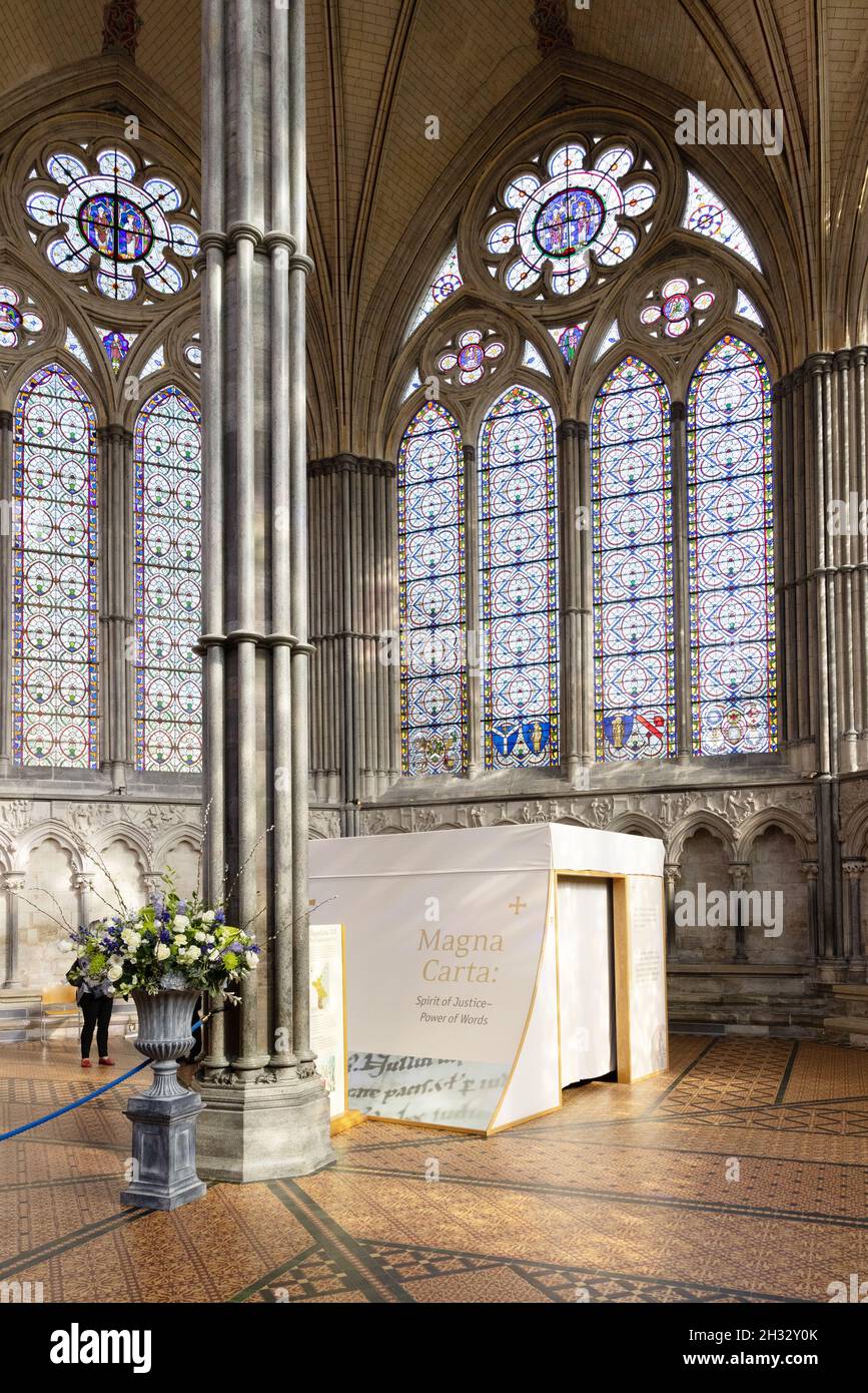 Salisbury Cathedral Chapter House interno - pilastro centrale, vetrate e la sala documenti medievale Magna carta, Salisbury Wiltshire Foto Stock