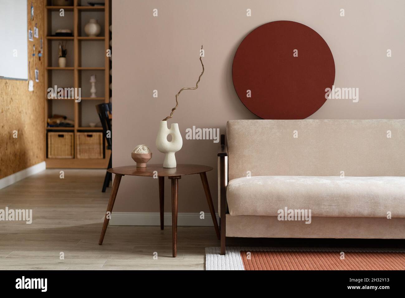 bellissimo soggiorno con divano beige. Vista sui moderni interni in stile scandinavo. Home staging e concetto di minimalismo Foto Stock