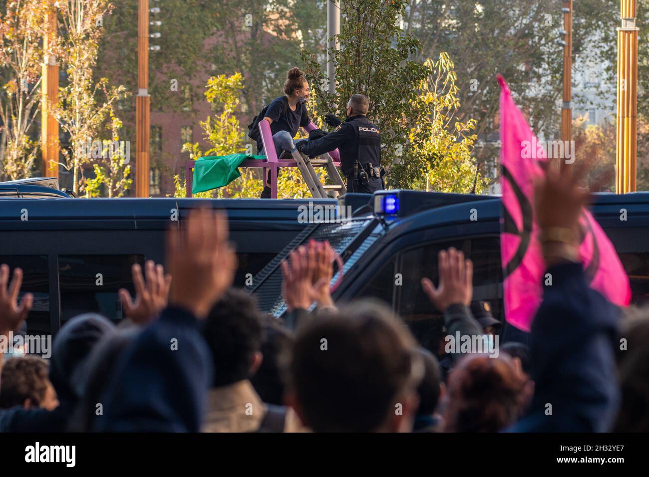 Madrid, Spagna, 25/10/2021, Madrid, Spagna. 25 ottobre 2021. Un attivista per il cambiamento climatico del gruppo della ribellione di estinzione è visto incatenato a una struttura durante una protesta che chiede azioni per combattere il cambiamento climatico come parte delle proteste mondiali per la COP26 (Conferenza delle Nazioni Unite sul cambiamento climatico) di Glasgow. Credit: Marcos del Maio/Alamy Live News Foto Stock