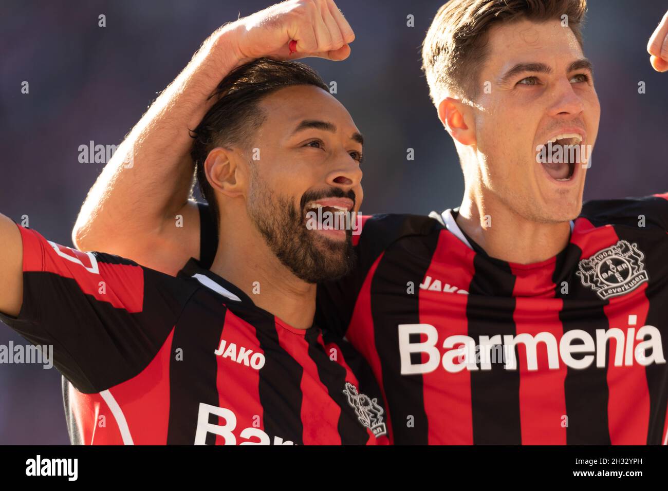 Koeln, Germania. 24 ottobre 2021. Koeln, Deutschland, 24.10.2021, Bundesliga, giorno 9, 1. FC Koeln - Bayer 04 Leverkusen, Karim Bellarabi (B04), Patrik Schick (B04) celebrare. Credit: Juergen Schwarz/Alamy Live News Foto Stock