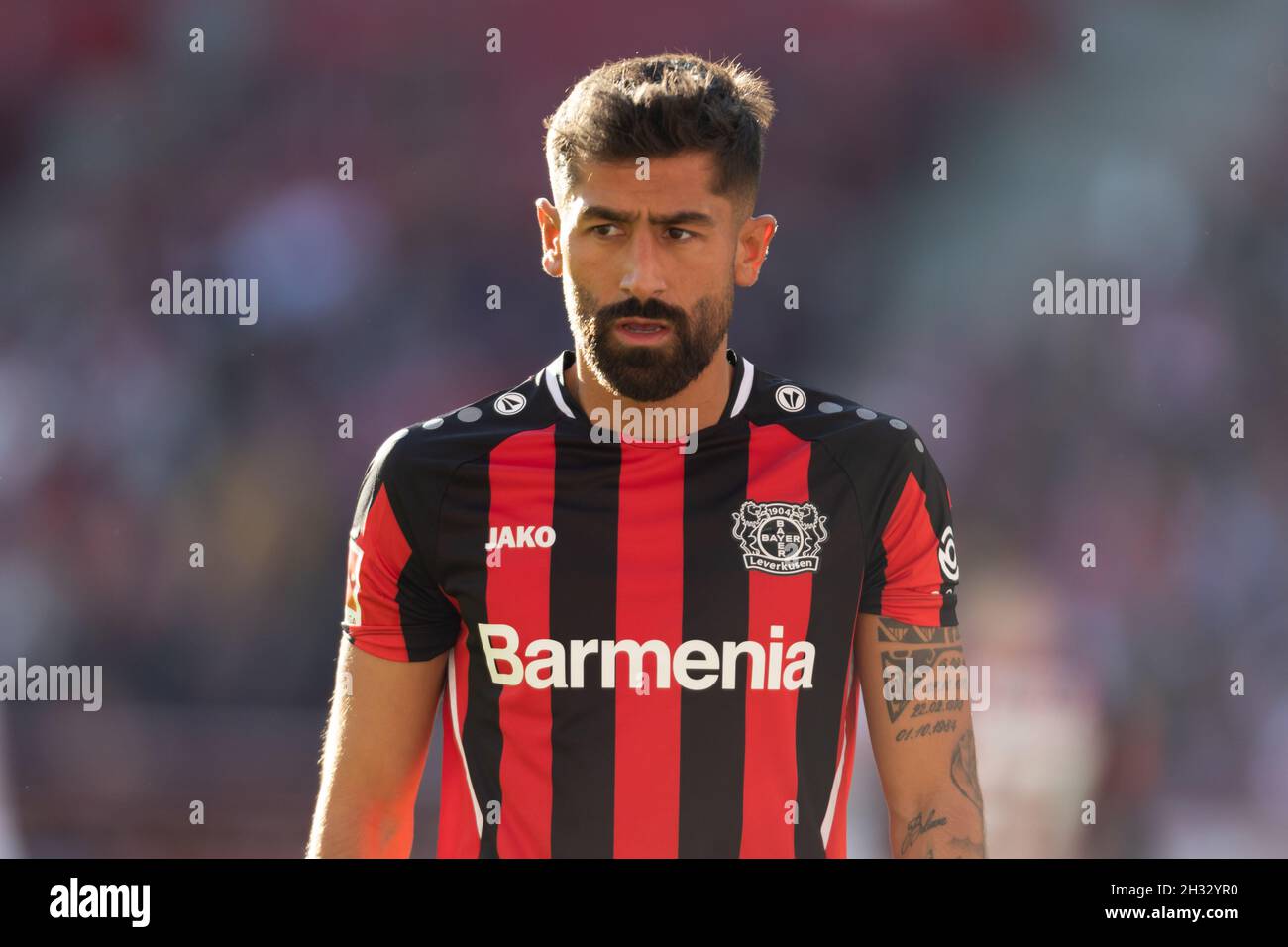 Koeln, Germania. 24 ottobre 2021. Koeln, Deutschland, 24.10.2021, Bundesliga, giorno 9, FC Koeln - Bayer 04 Leverkusen, Kerem Demirbay (B04) guarda avanti. Credit: Juergen Schwarz/Alamy Live News Foto Stock