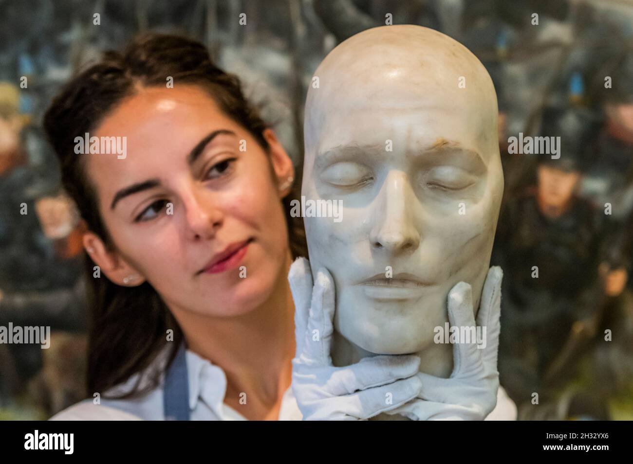 Londra, Regno Unito. 25 ottobre 2021. Una maschera di morte di marmo di Napoleone, circa 1826, est £5,000-8,000 - Anteprima del Napoleone Bonaparte: La vendita britannica a Bonhams New Bond Street, Londra. La vendita è il 27 ottobre. Londra, Regno Unito. 25 Ott 2021. Credit: Guy Bell/Alamy Live News Foto Stock