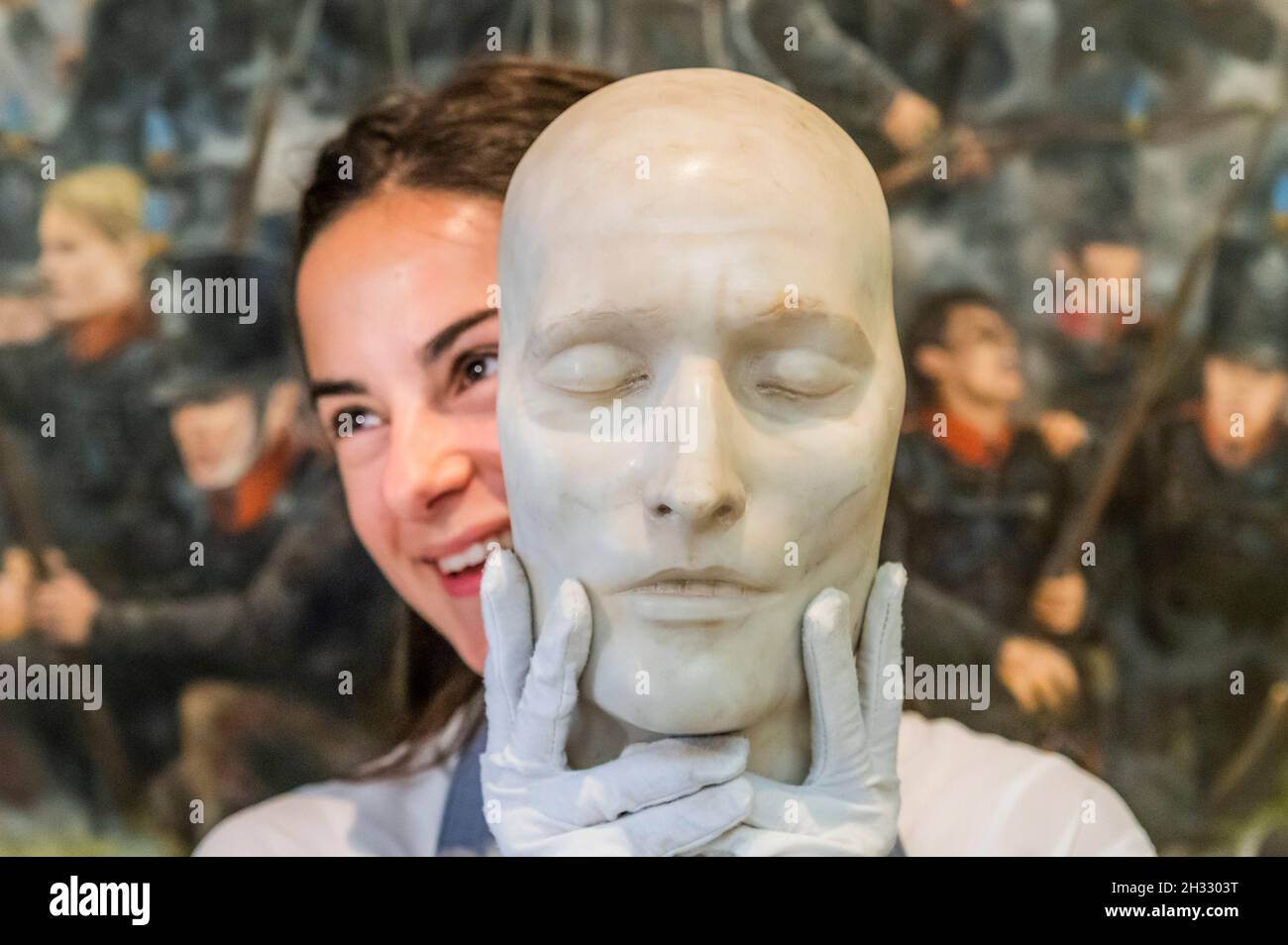 Londra, Regno Unito. 25 ottobre 2021. Una maschera di morte di marmo di Napoleone, circa 1826, est £5,000-8,000 - Anteprima del Napoleone Bonaparte: La vendita britannica a Bonhams New Bond Street, Londra. La vendita è il 27 ottobre. Londra, Regno Unito. 25 Ott 2021. Credit: Guy Bell/Alamy Live News Foto Stock