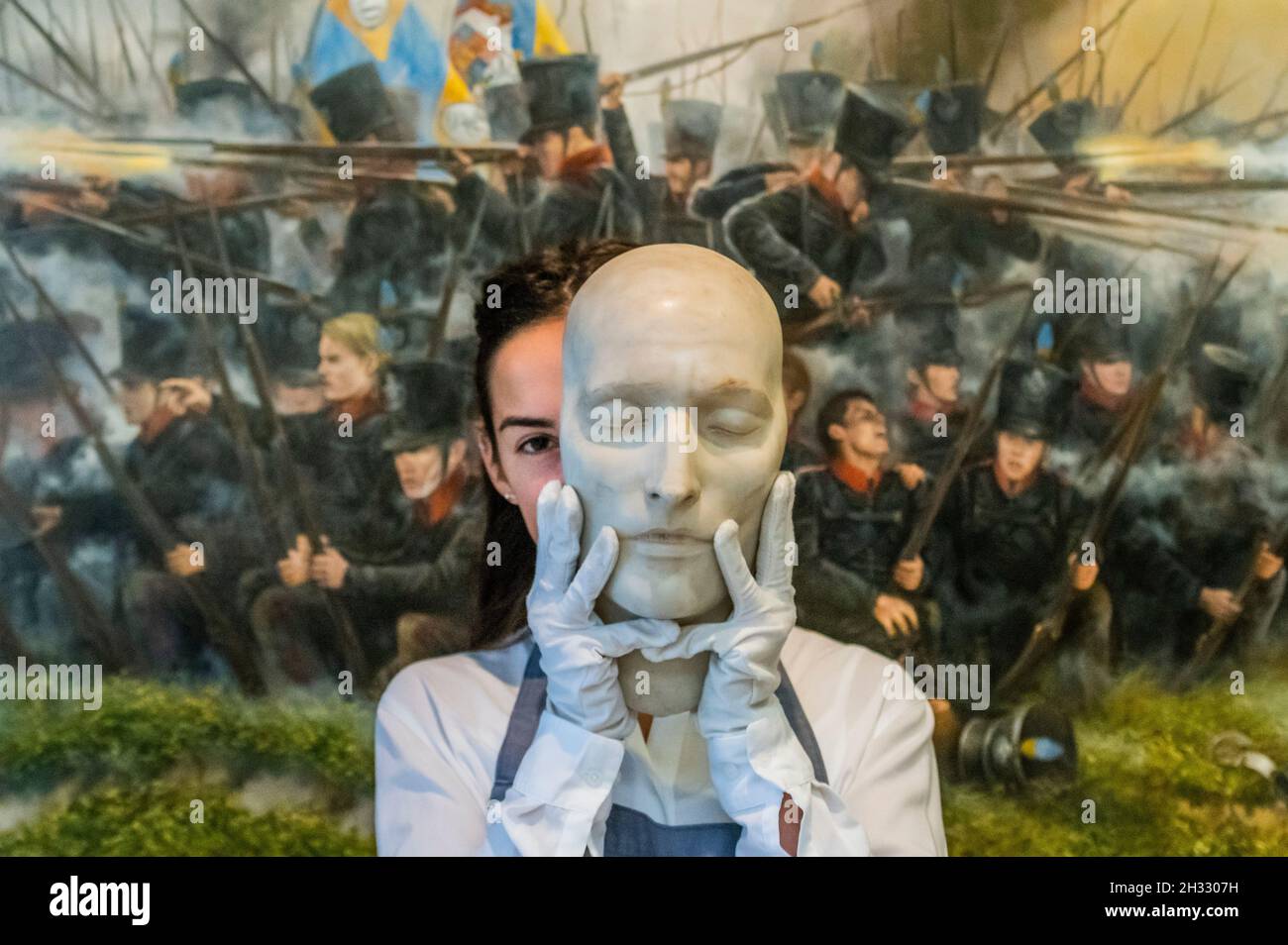 Londra, Regno Unito. 25 ottobre 2021. Una maschera di morte di marmo di Napoleone, circa 1826, est £5,000-8,000 - Anteprima del Napoleone Bonaparte: La vendita britannica a Bonhams New Bond Street, Londra. La vendita è il 27 ottobre. Londra, Regno Unito. 25 Ott 2021. Credit: Guy Bell/Alamy Live News Foto Stock