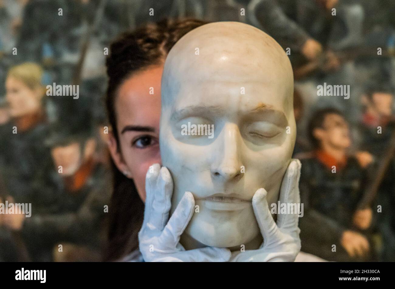 Londra, Regno Unito. 25 ottobre 2021. Una maschera di morte di marmo di Napoleone, circa 1826, est £5,000-8,000 - Anteprima del Napoleone Bonaparte: La vendita britannica a Bonhams New Bond Street, Londra. La vendita è il 27 ottobre. Londra, Regno Unito. 25 Ott 2021. Credit: Guy Bell/Alamy Live News Foto Stock