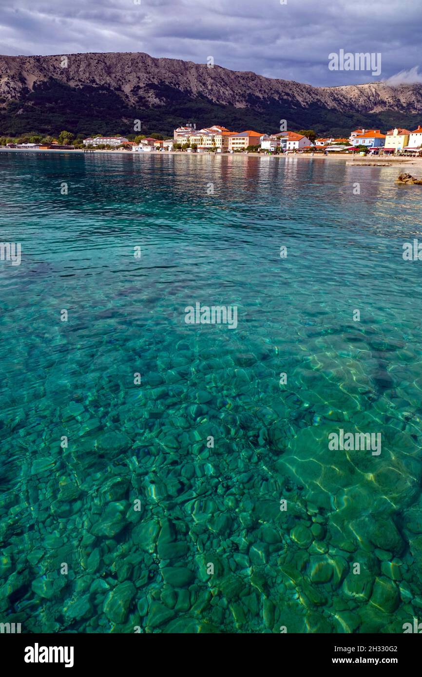 Calme acque cristalline Autunno presso la piccola località turistica di Baska, Baška sull'isola di Krk, Croazia Foto Stock