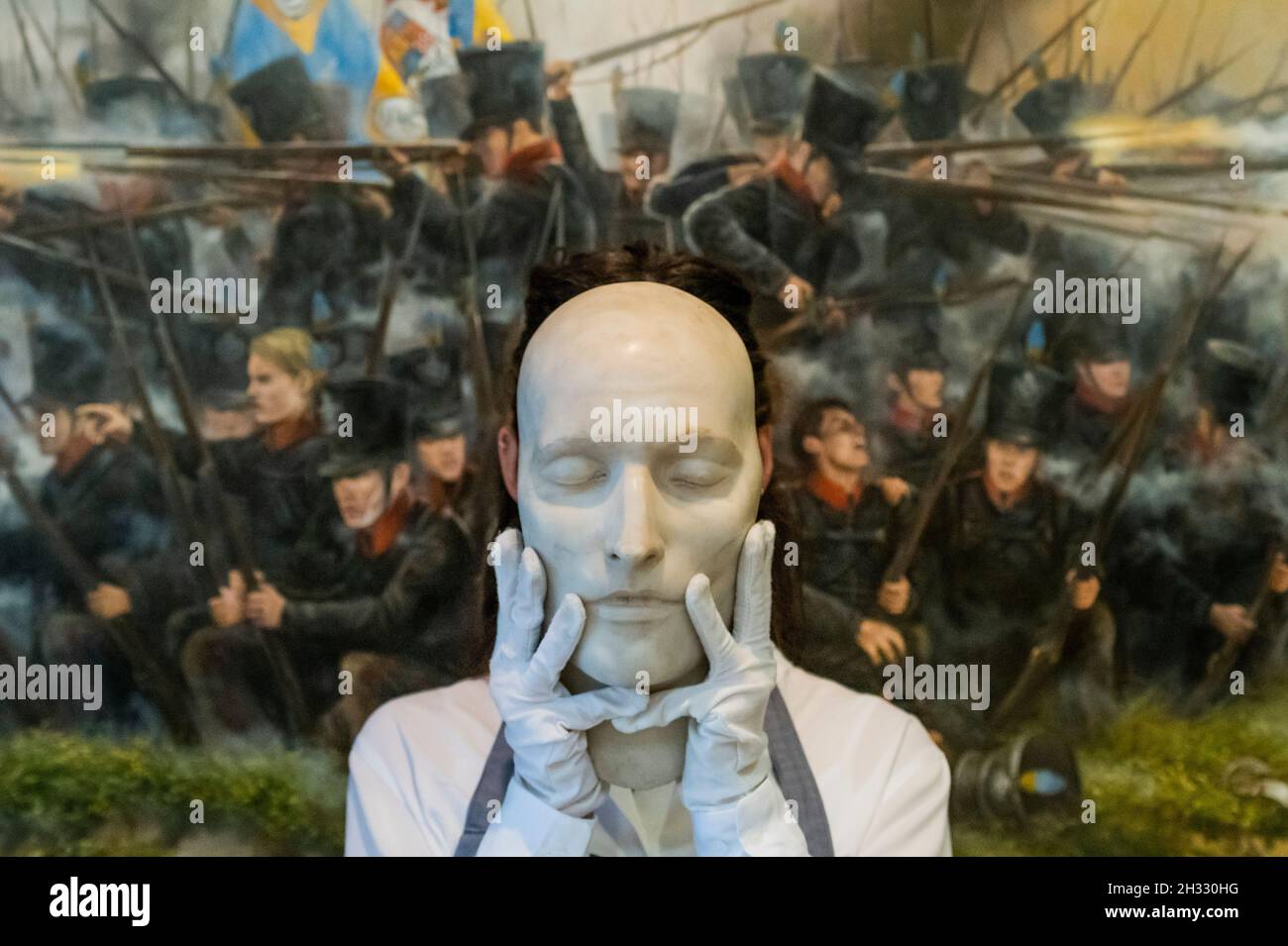 Londra, Regno Unito. 25 ottobre 2021. Una maschera di morte di marmo di Napoleone, circa 1826, est £5,000-8,000 - Anteprima del Napoleone Bonaparte: La vendita britannica a Bonhams New Bond Street, Londra. La vendita è il 27 ottobre. Londra, Regno Unito. 25 Ott 2021. Credit: Guy Bell/Alamy Live News Foto Stock